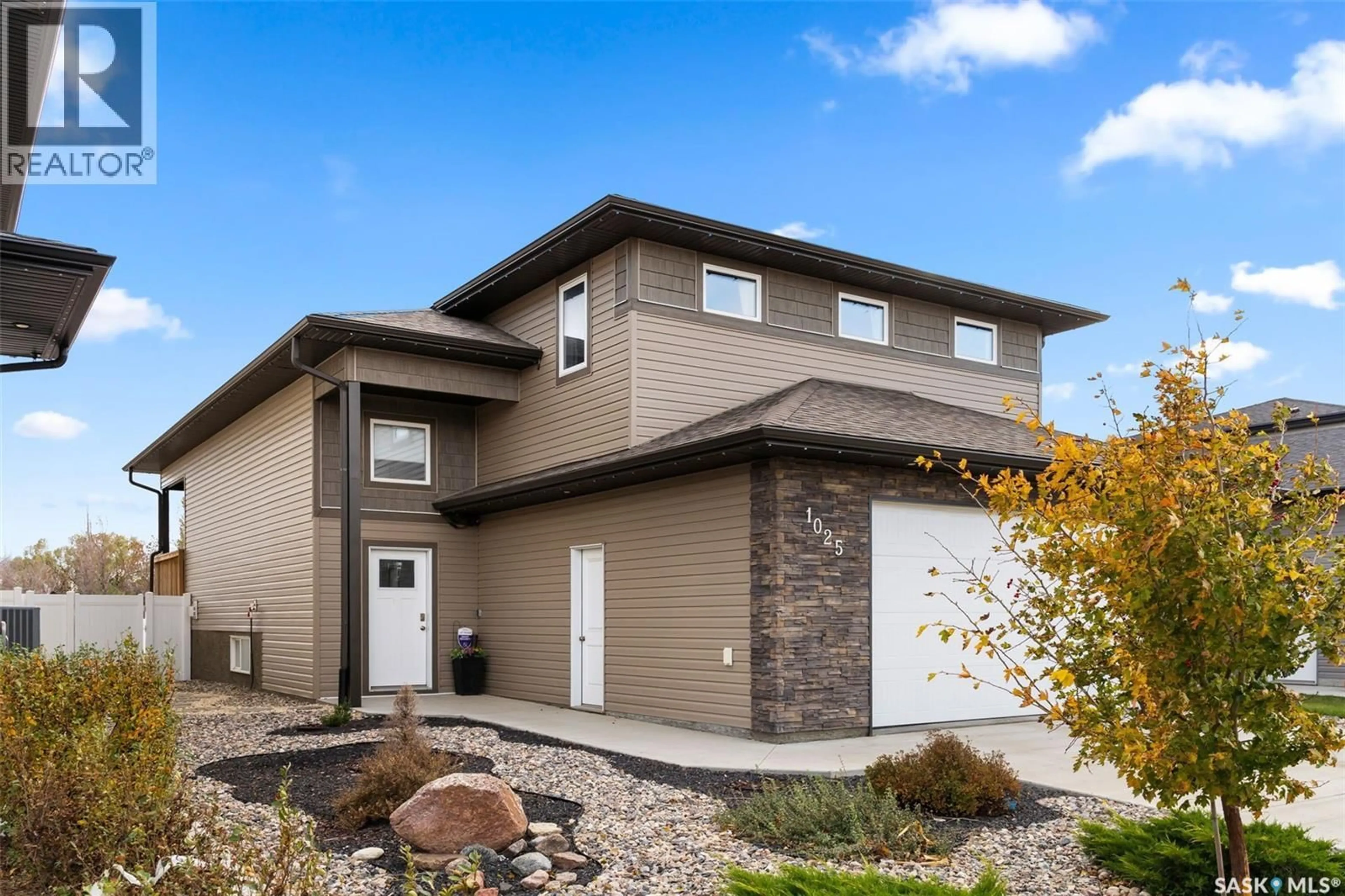 Home with vinyl exterior material, street for 1025 MAPLEWOOD DRIVE, Moose Jaw Saskatchewan S6J0E4
