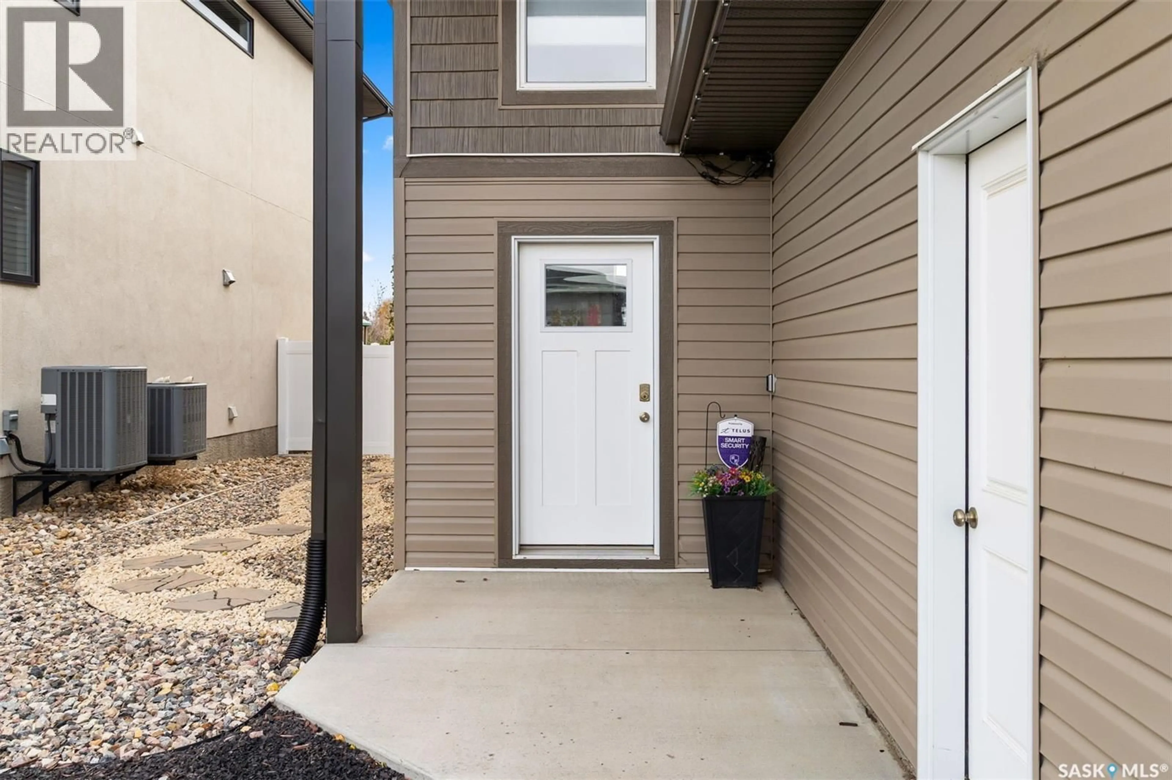 Indoor entryway for 1025 MAPLEWOOD DRIVE, Moose Jaw Saskatchewan S6J0E4