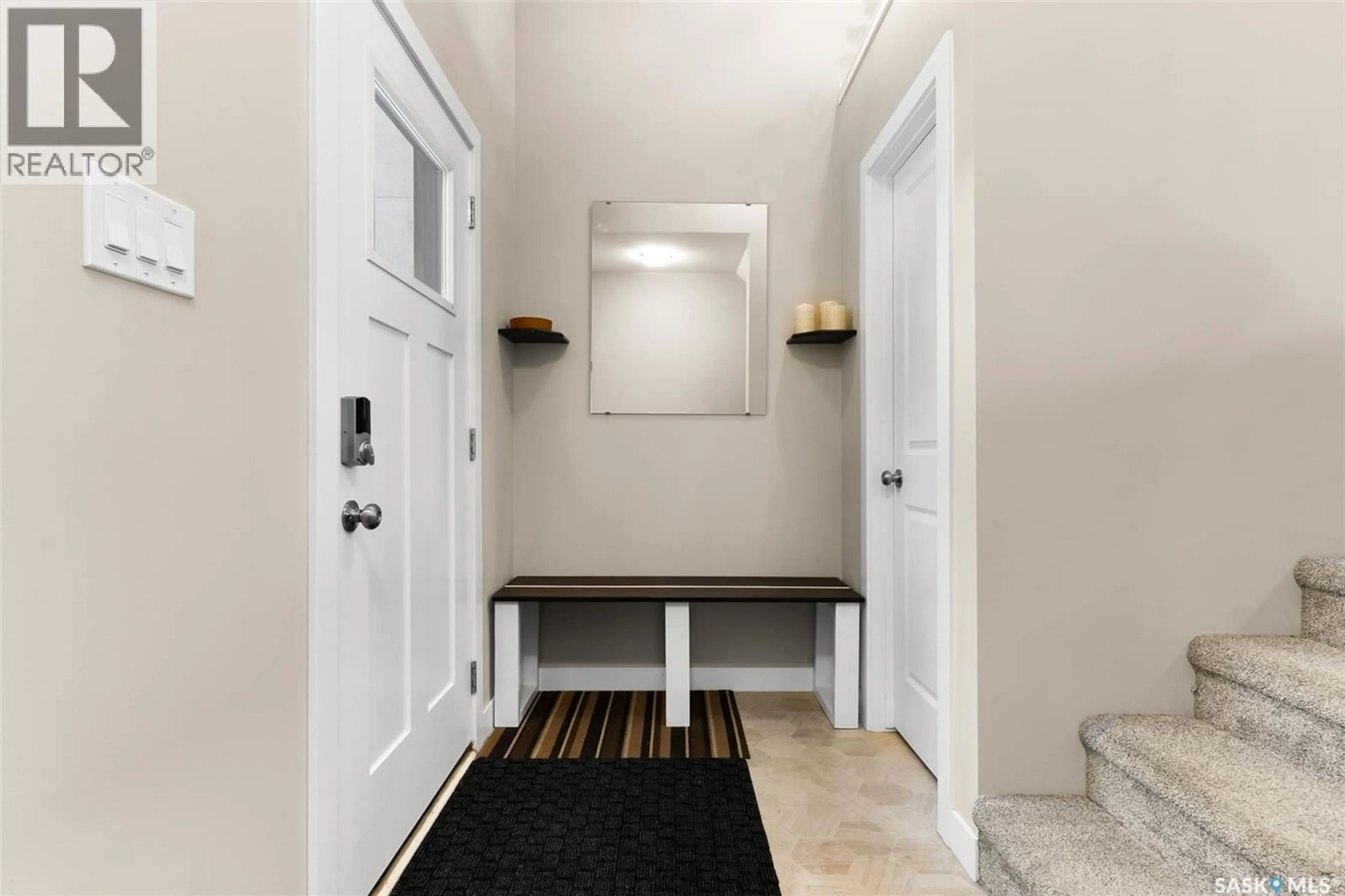 Indoor entryway for 1025 MAPLEWOOD DRIVE, Moose Jaw Saskatchewan S6J0E4