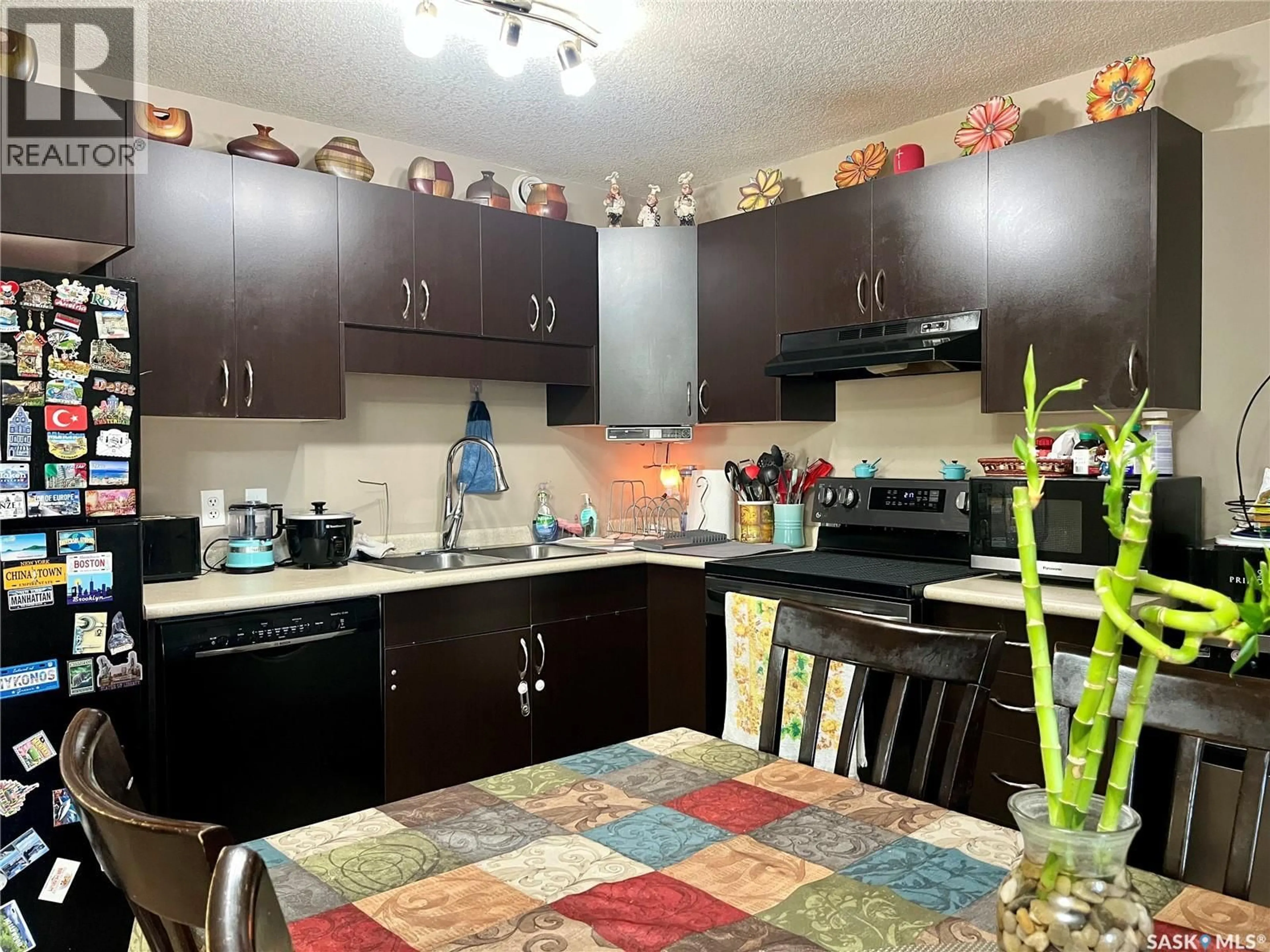 Standard kitchen, unknown for 700 - 502 BATTLEFORD TRAIL, Swift Current Saskatchewan S9H4V9