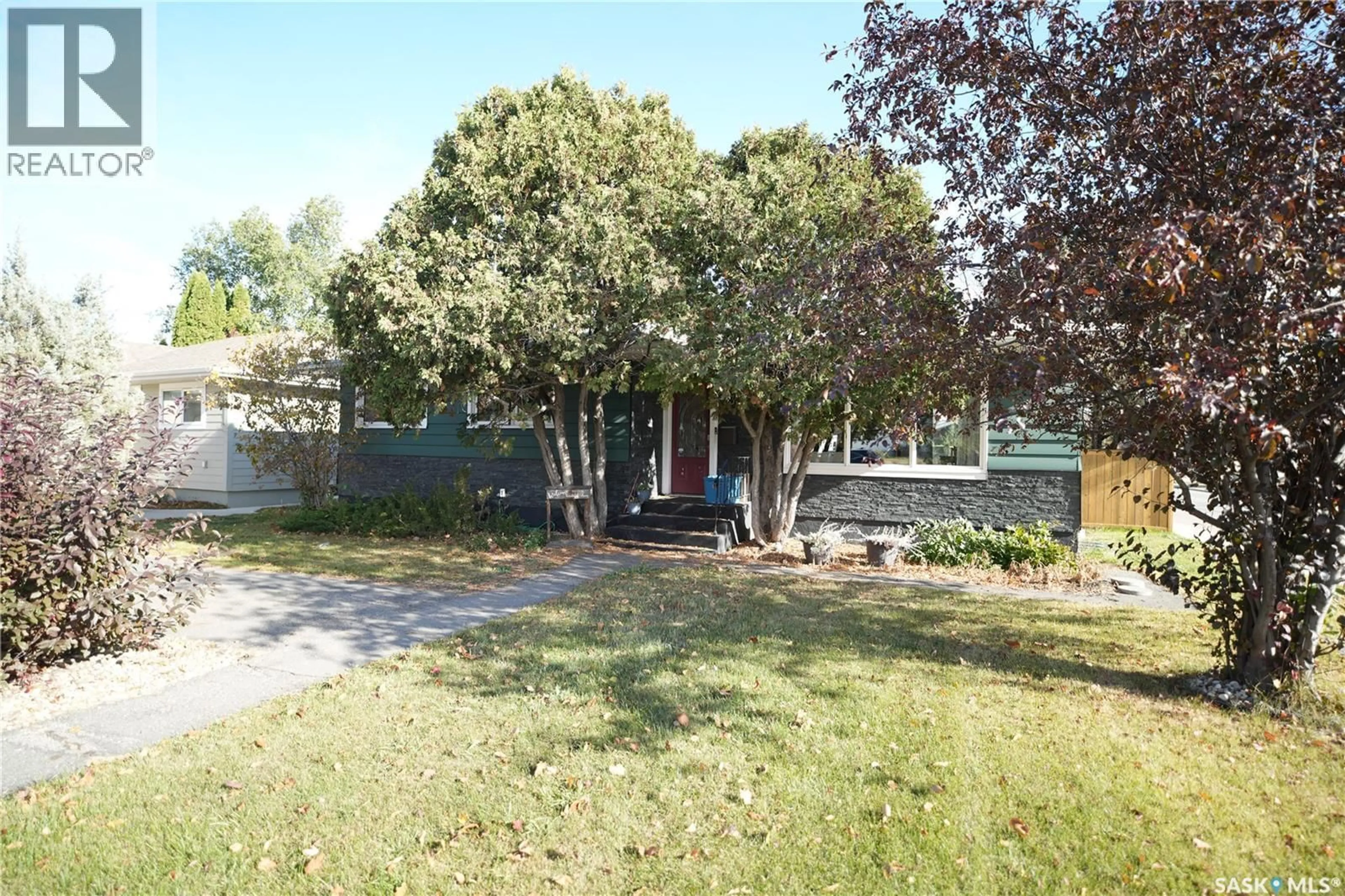 A pic from outside/outdoor area/front of a property/back of a property/a pic from drone, street for 2337 MCKINNON AVENUE, Saskatoon Saskatchewan S7J1N7