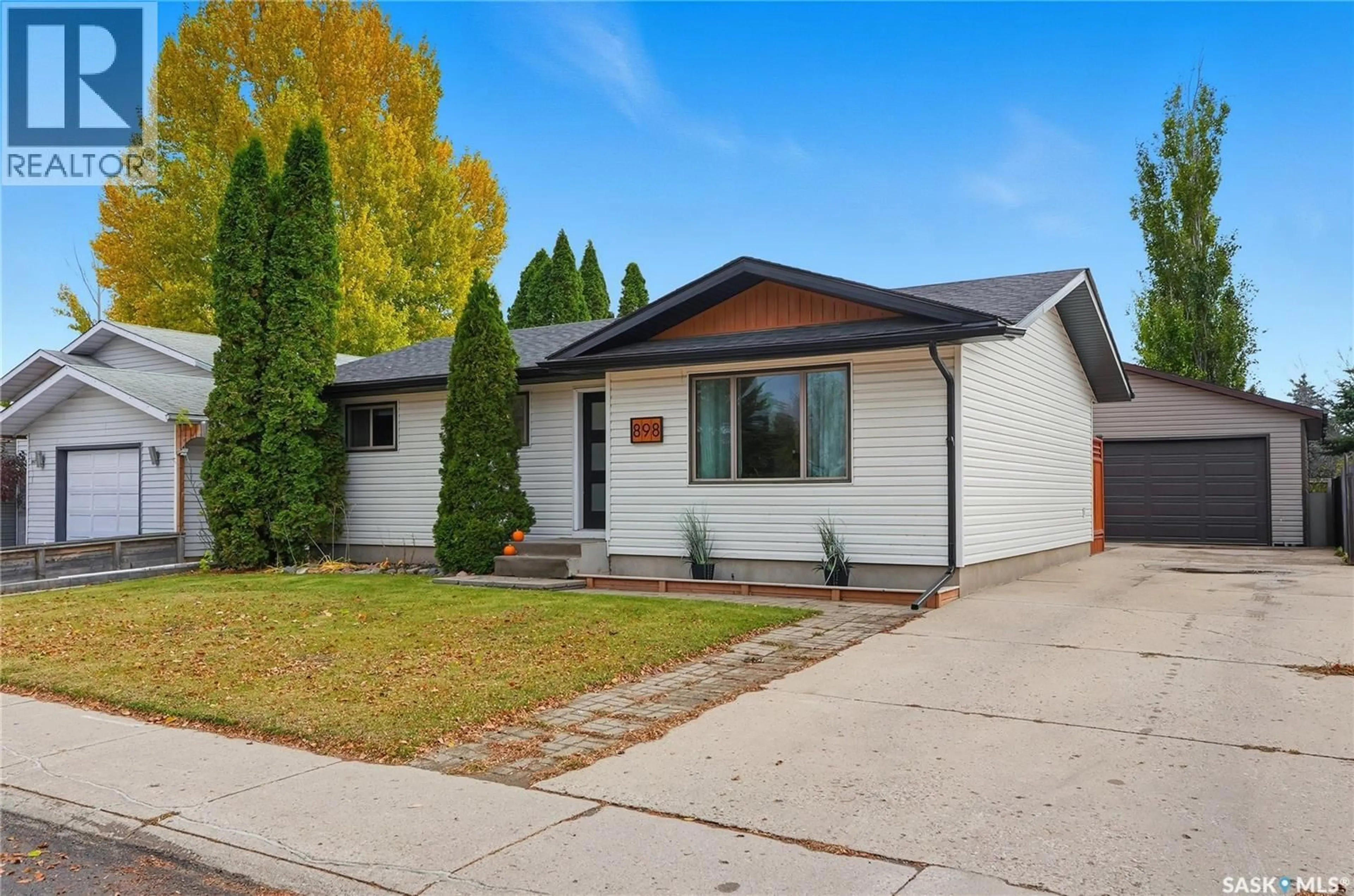 Home with vinyl exterior material, street for 898 KINGSMERE BOULEVARD, Saskatoon Saskatchewan S7J4J7