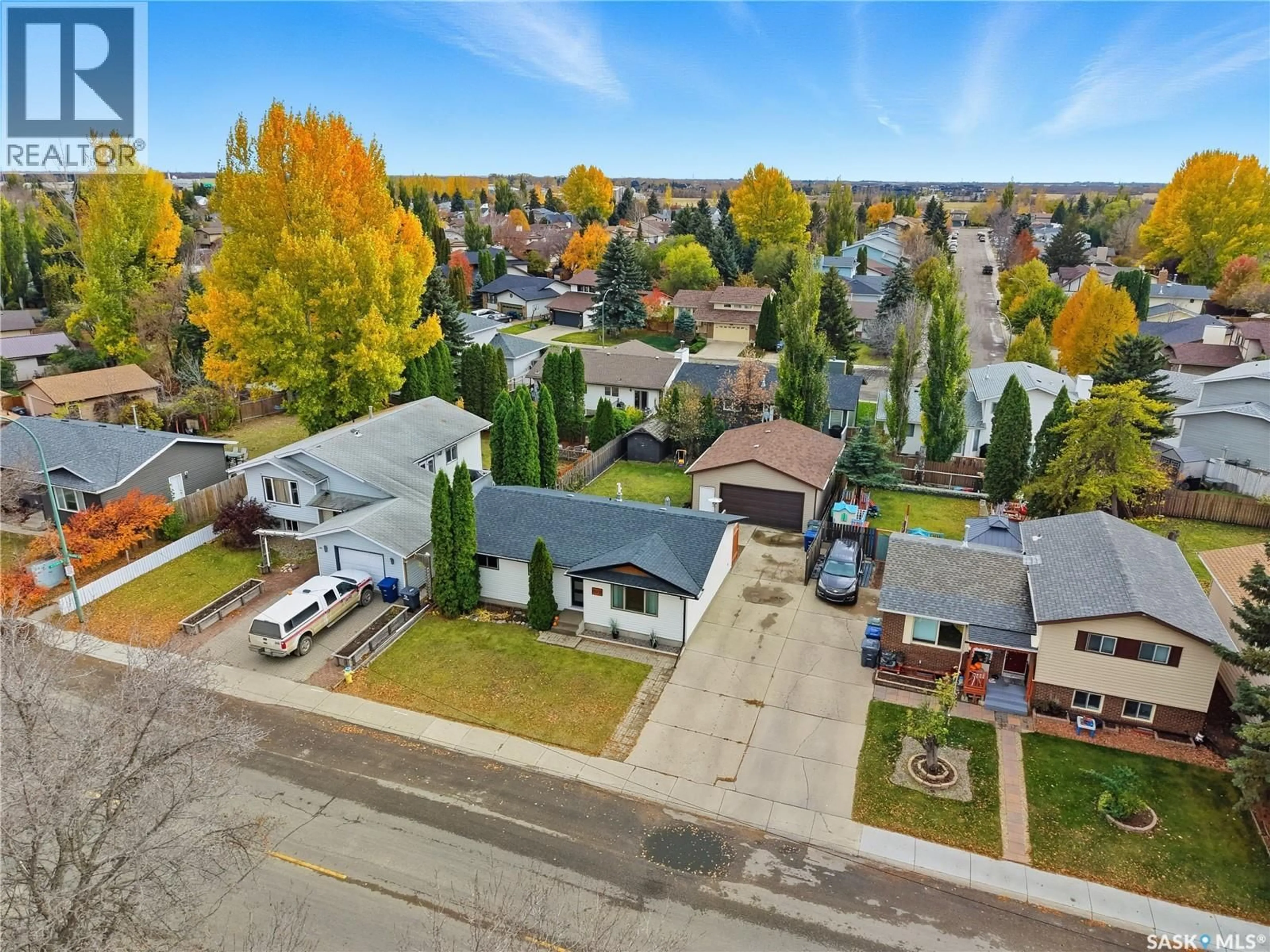 A pic from outside/outdoor area/front of a property/back of a property/a pic from drone, street for 898 KINGSMERE BOULEVARD, Saskatoon Saskatchewan S7J4J7