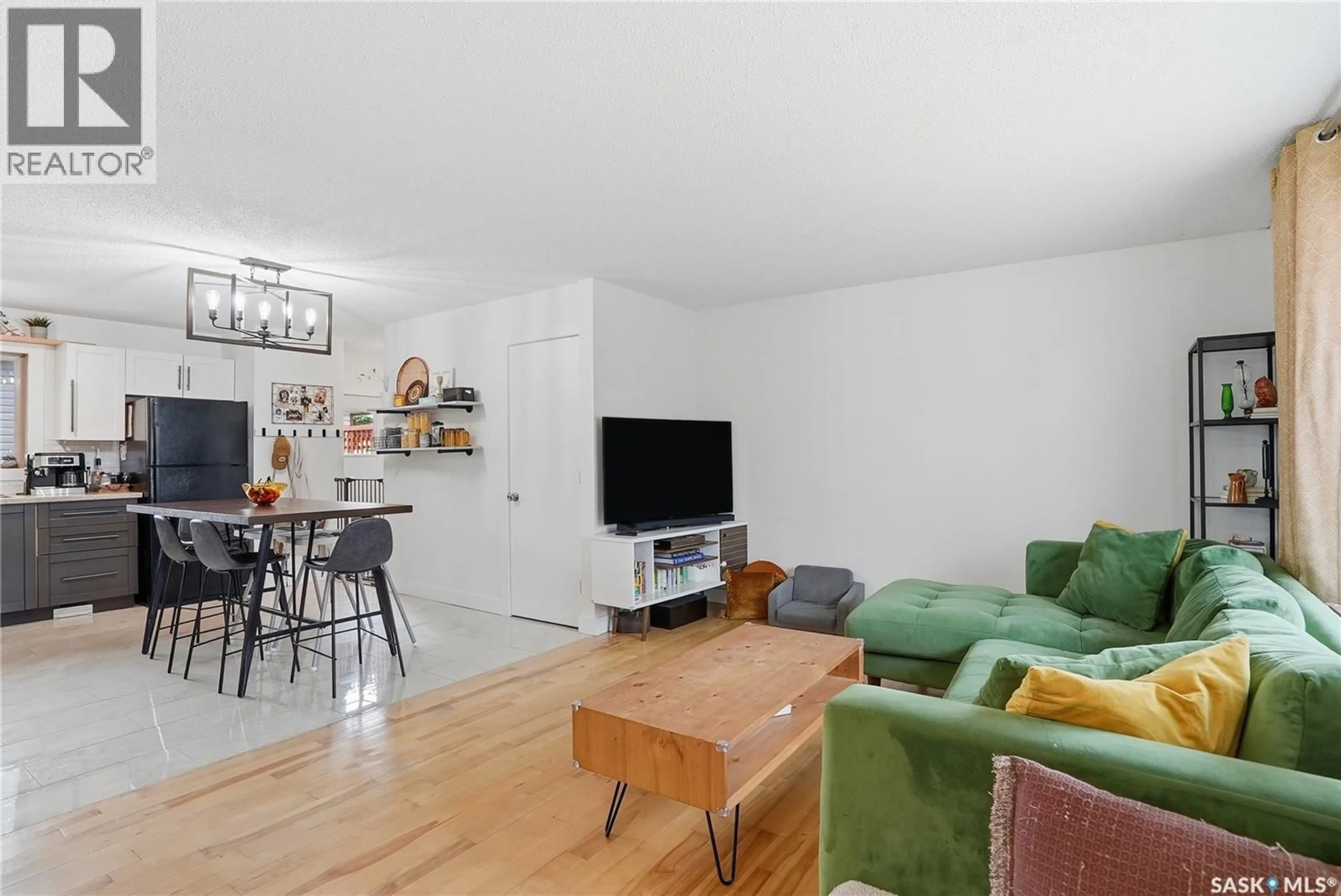 Living room with furniture, unknown for 898 KINGSMERE BOULEVARD, Saskatoon Saskatchewan S7J4J7