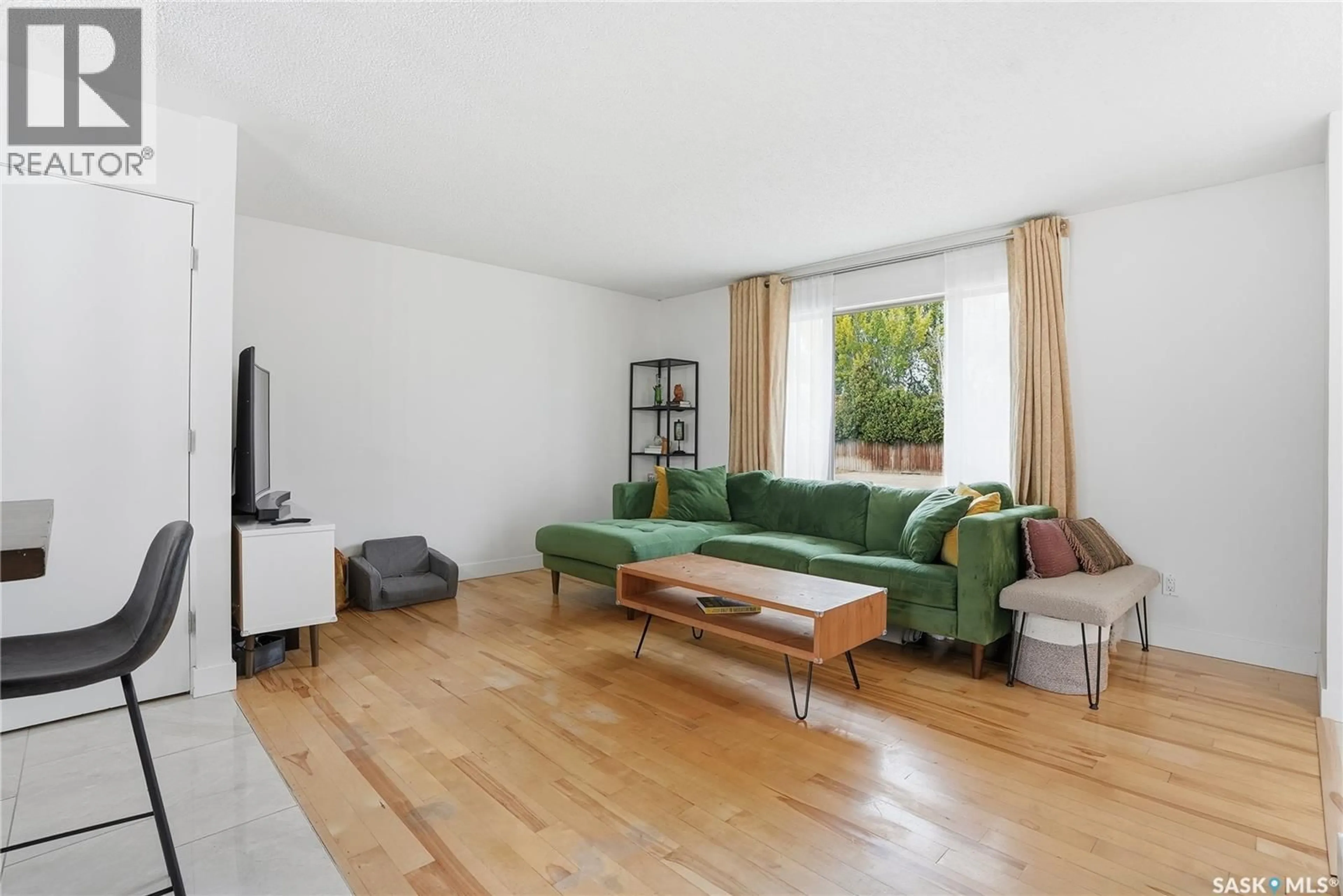 Living room with furniture, wood/laminate floor for 898 KINGSMERE BOULEVARD, Saskatoon Saskatchewan S7J4J7