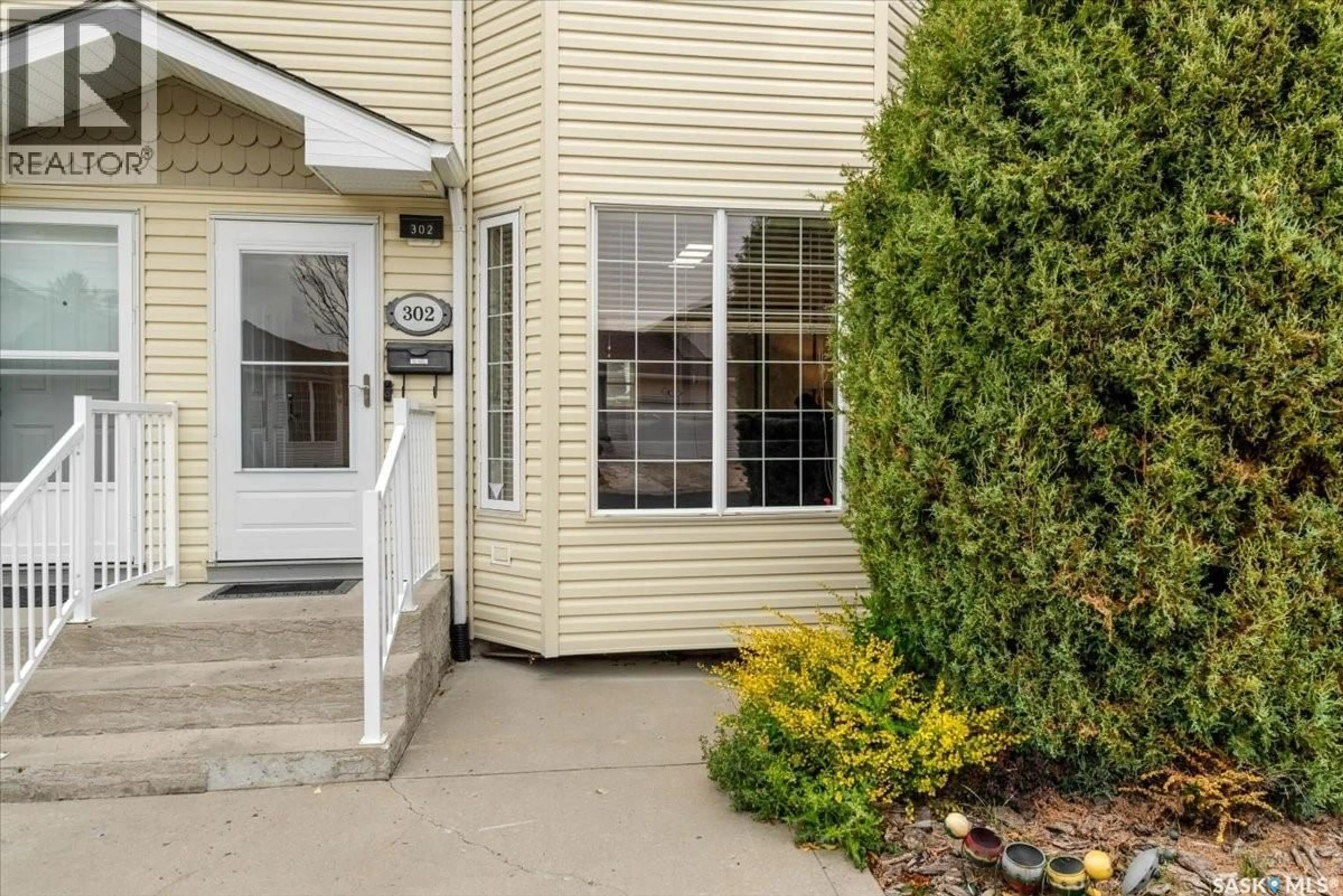 Patio, street for 302 MOUNT ROYAL PLACE, Regina Saskatchewan S4T7X9