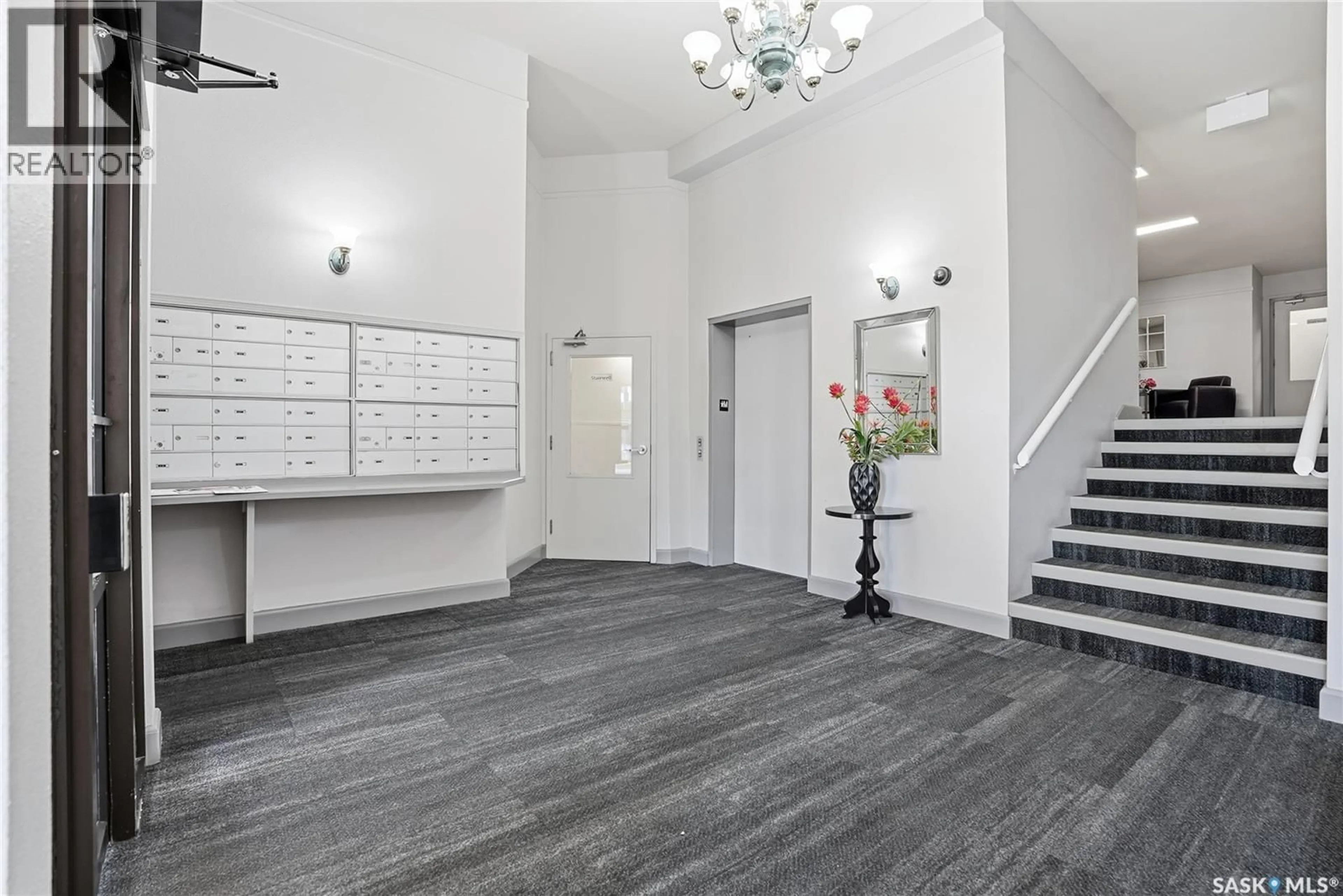 Indoor foyer for 214 2305 ADELAIDE STREET, Saskatoon Saskatchewan S7J5H6