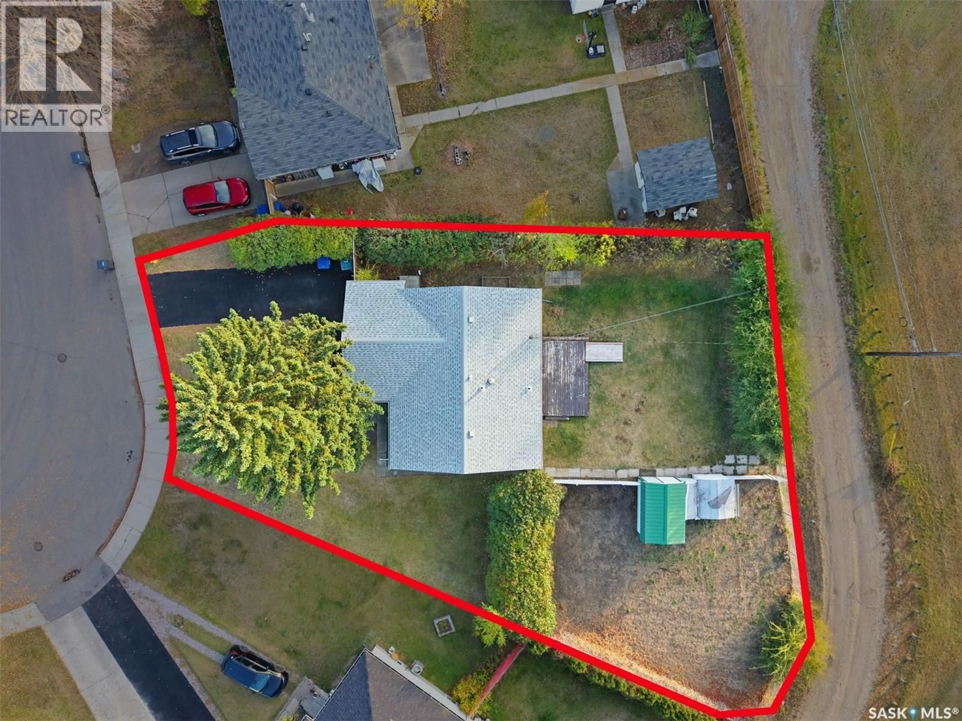 A pic from outside/outdoor area/front of a property/back of a property/a pic from drone, building for 915 X AVENUE, Saskatoon Saskatchewan S7L3K5