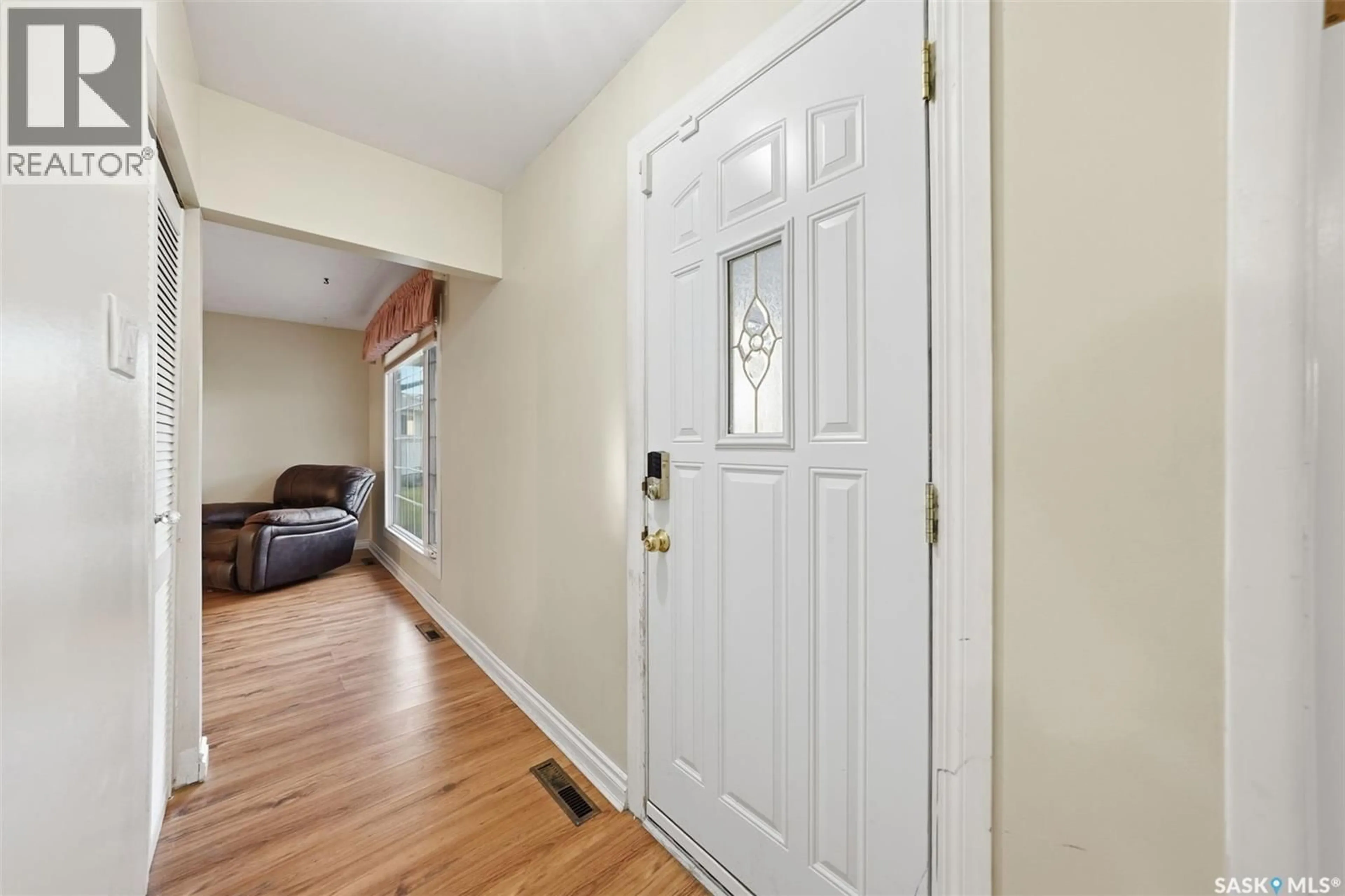 Indoor entryway for 915 X AVENUE, Saskatoon Saskatchewan S7L3K5