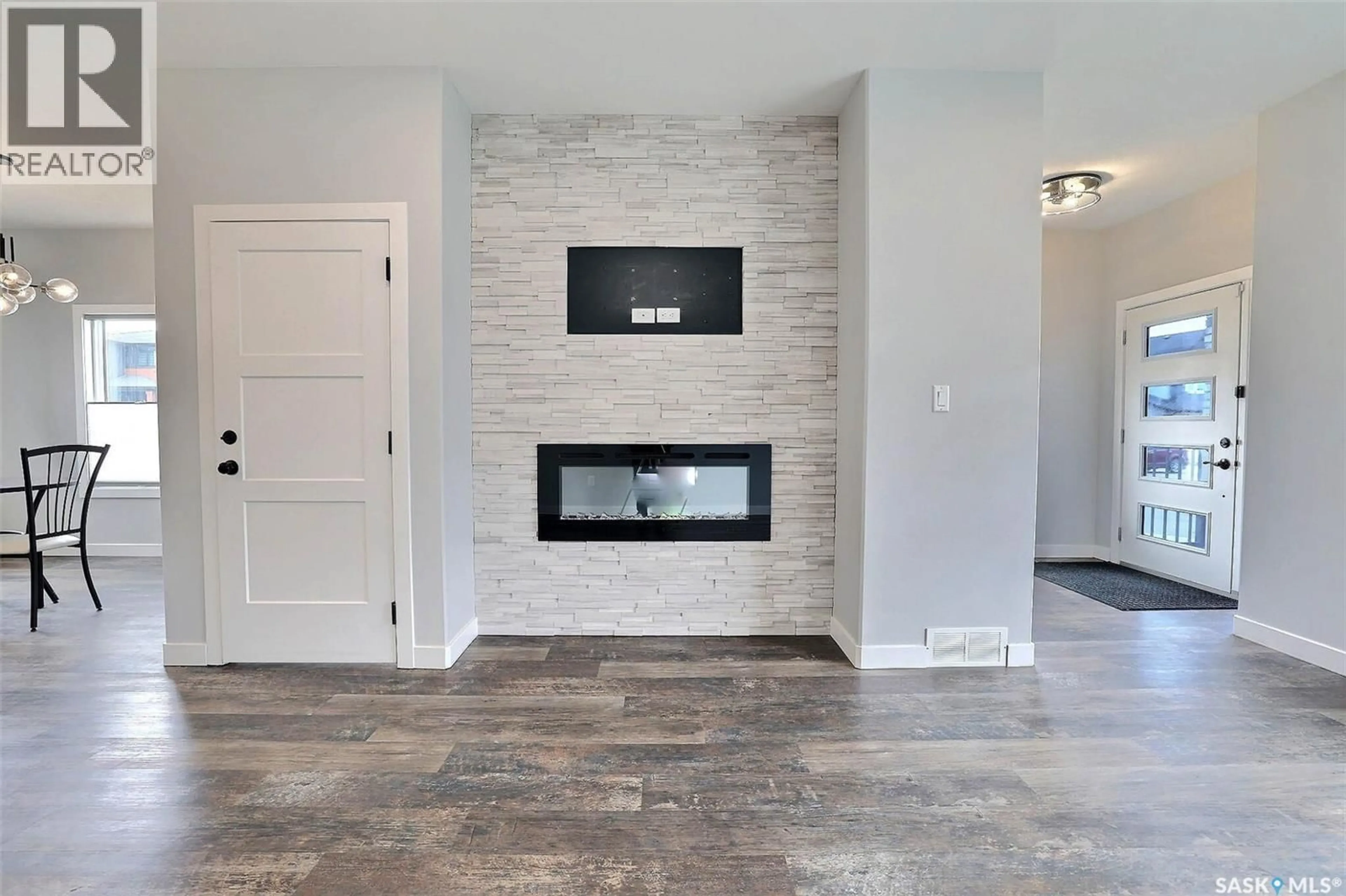 Indoor entryway for 5140 SIMARD AVENUE, Regina Saskatchewan S4V3W5