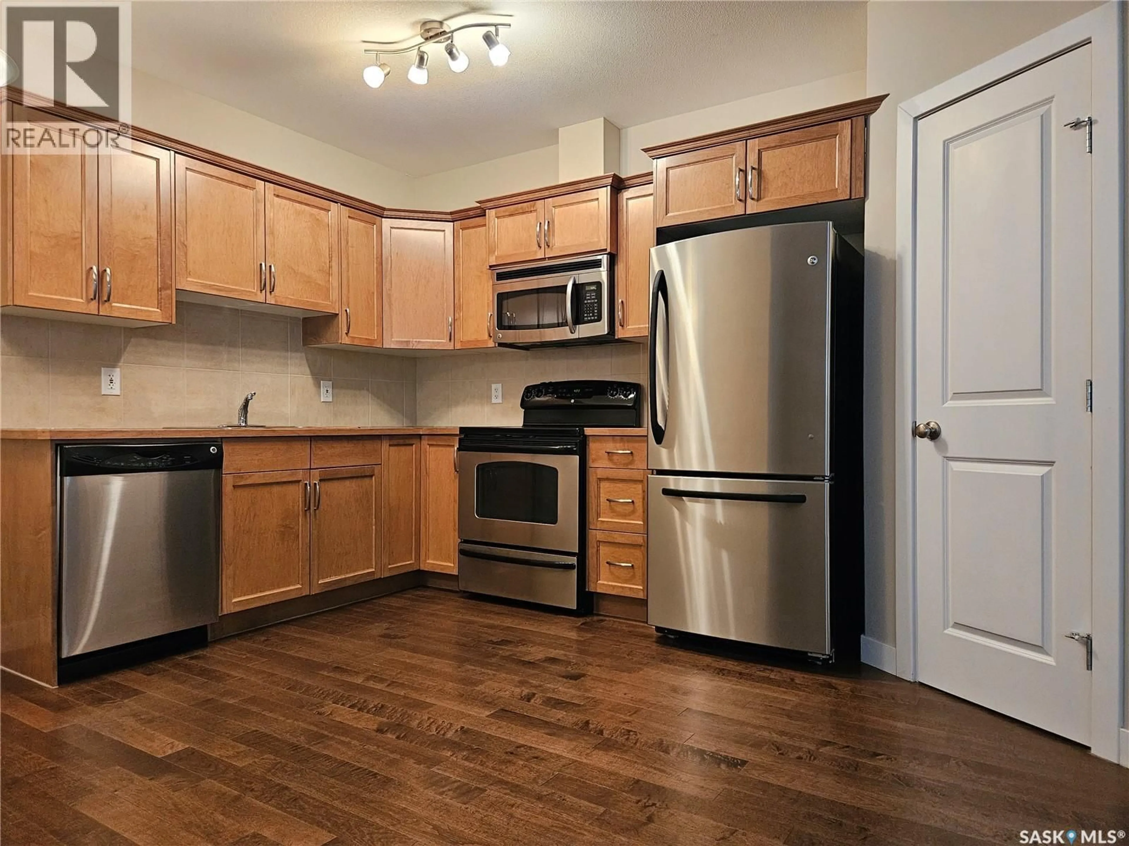 Standard kitchen, wood/laminate floor for 302 - 105 BEMISTER AVENUE E, Melfort Saskatchewan S0E1A0