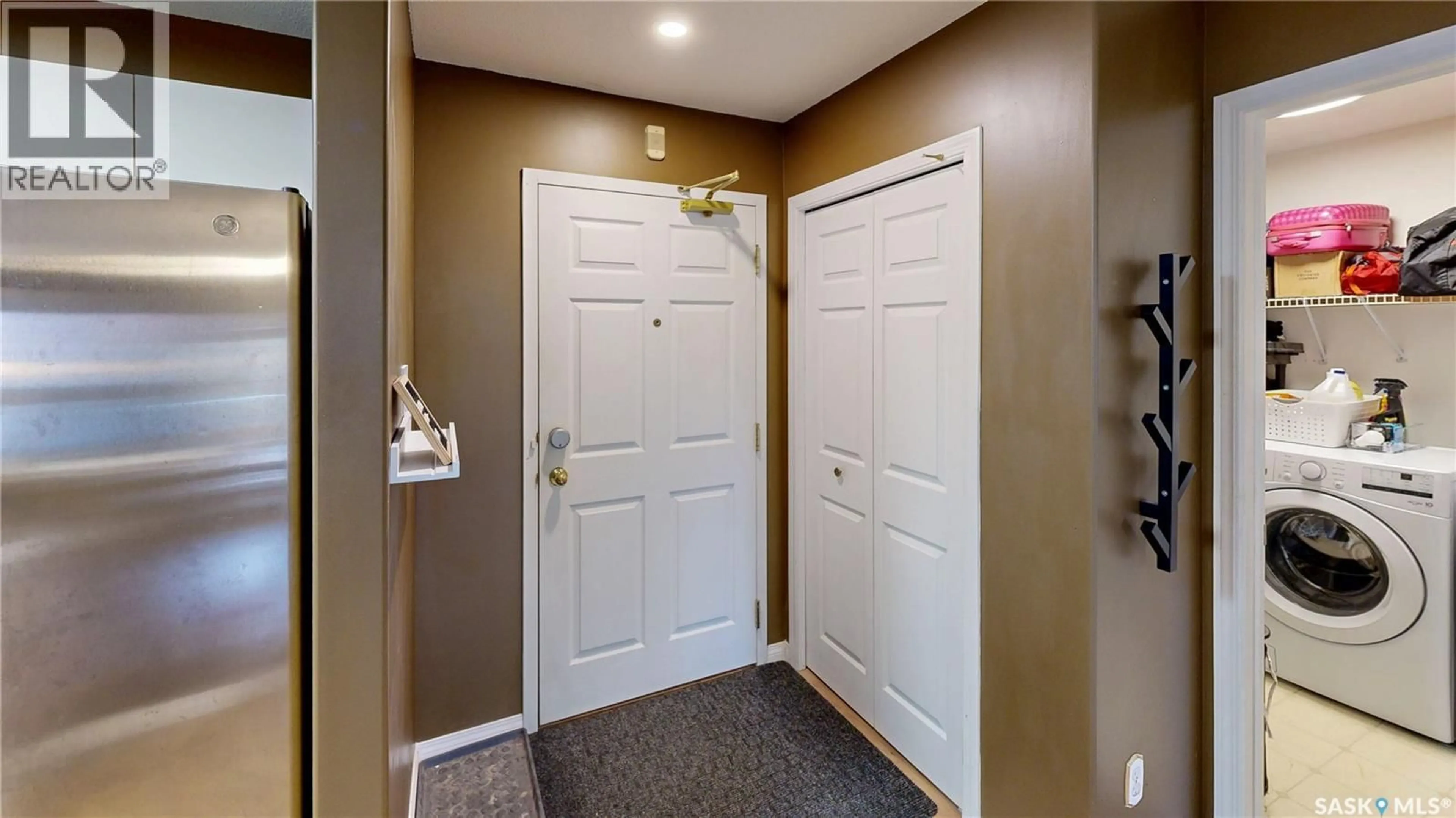 Indoor entryway for 305 - 2203 ANGUS STREET, Regina Saskatchewan S4T2A3