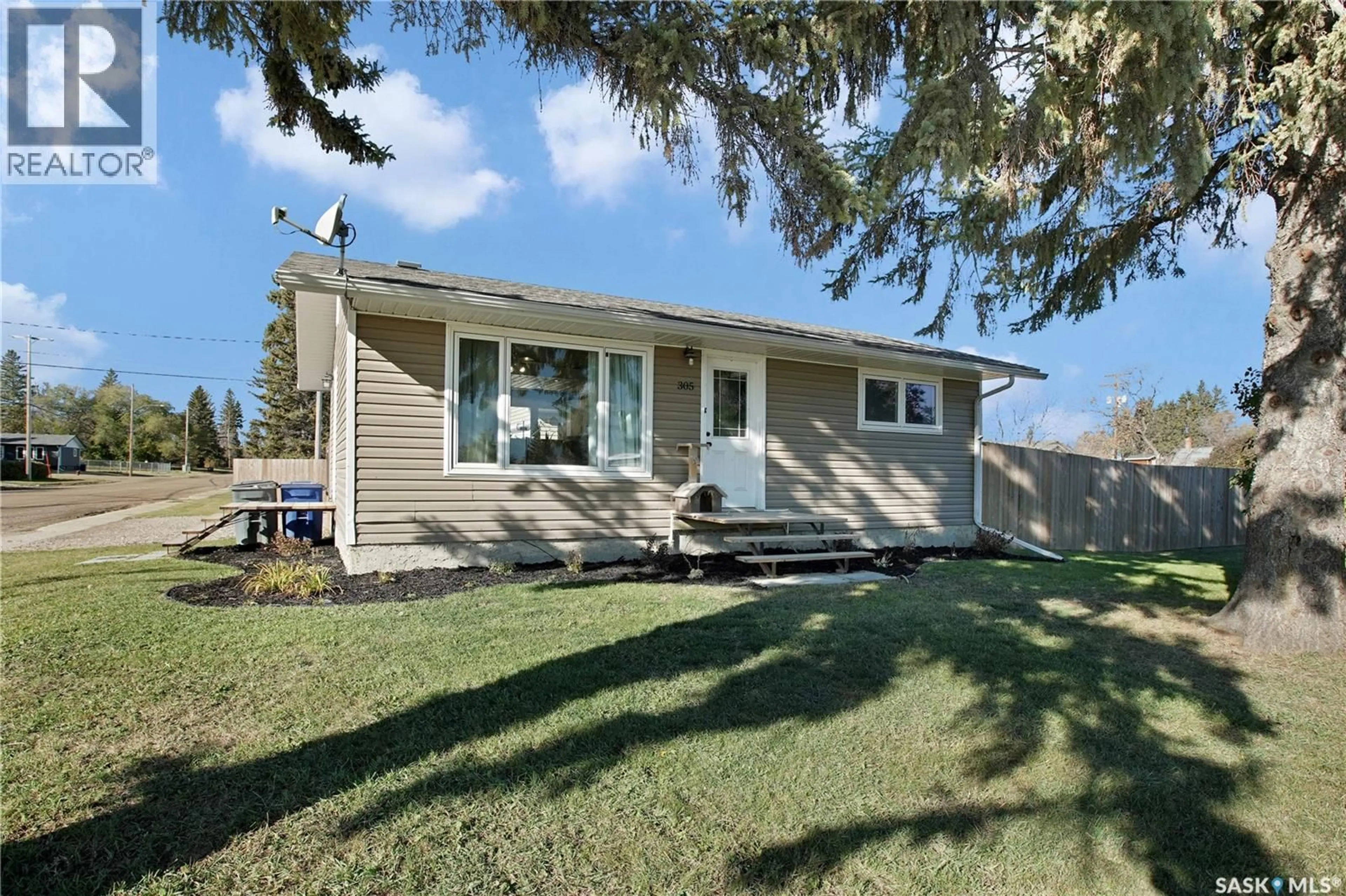 Home with vinyl exterior material, street for 305 2ND STREET, Duck Lake Saskatchewan S0K1J0