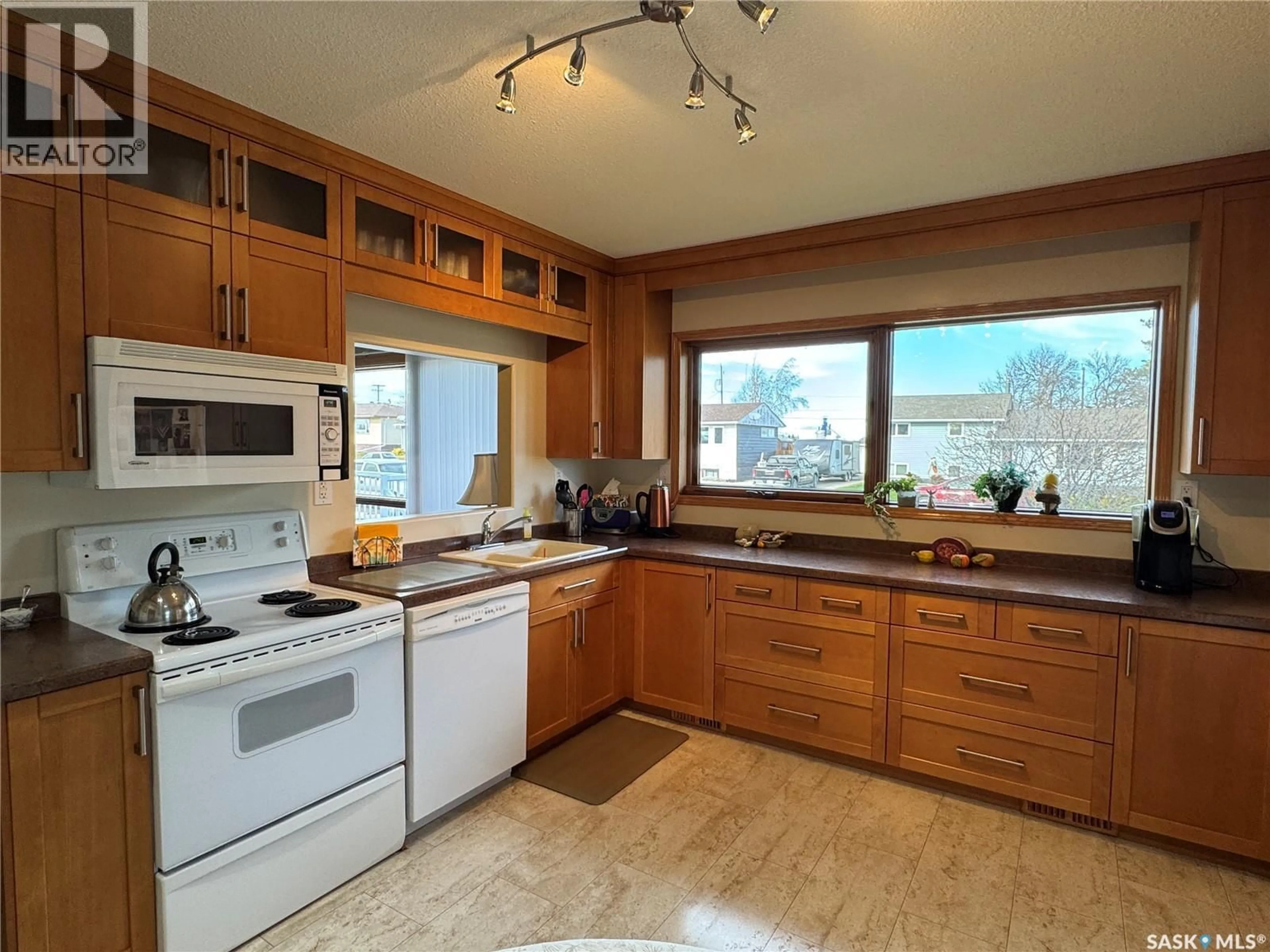 Standard kitchen, unknown for 412 7TH AVENUE, Biggar Saskatchewan S0K0M0