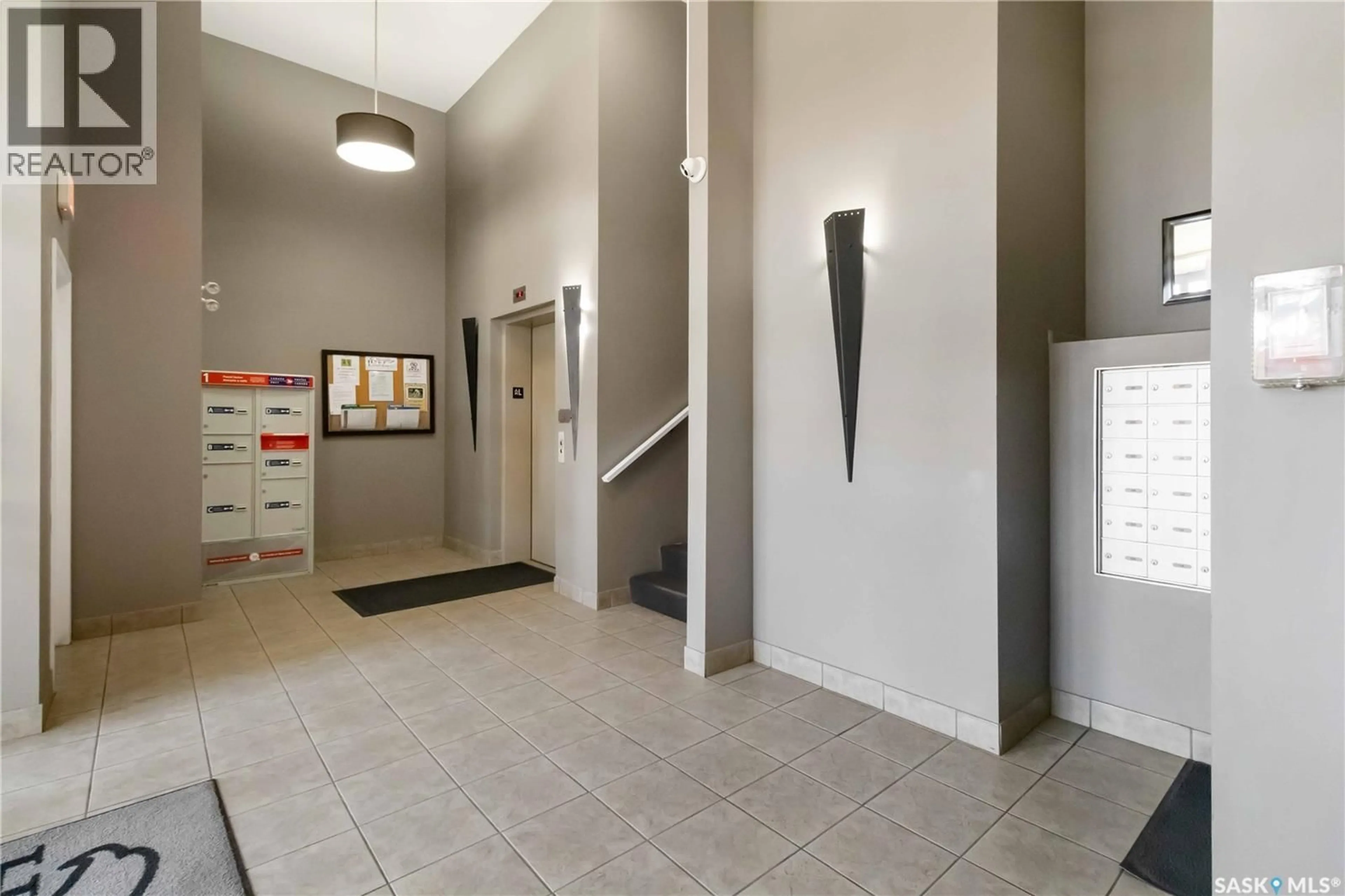 Indoor foyer for 405 102 KINGSMERE PLACE, Saskatoon Saskatchewan S7J2K3