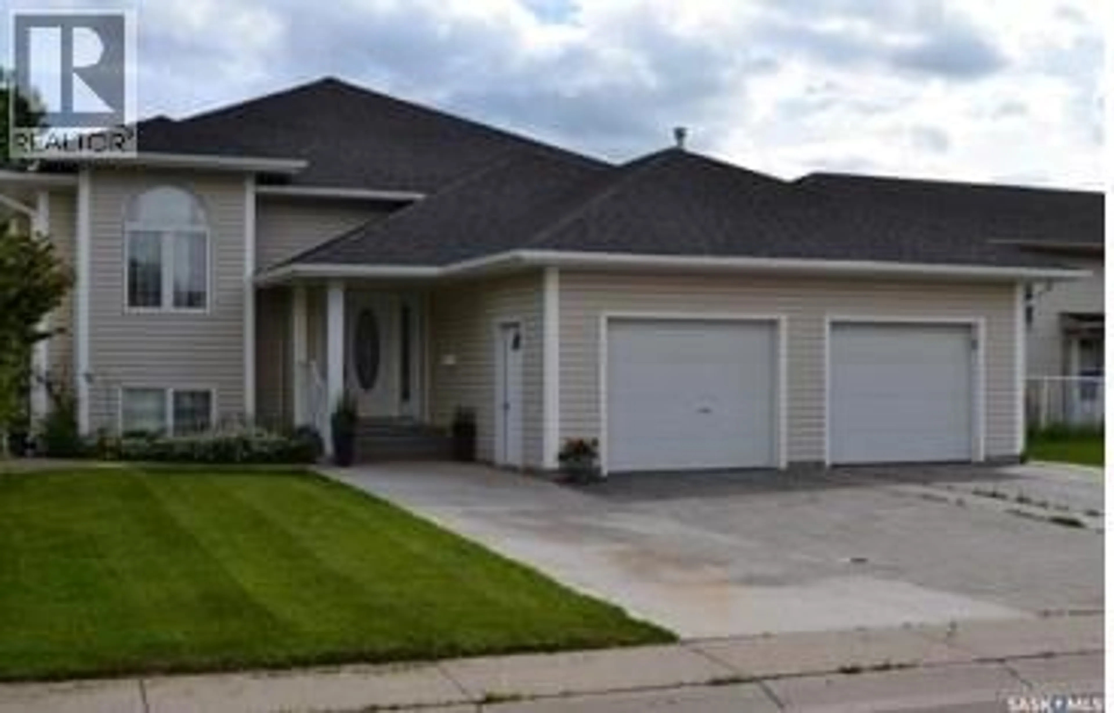 Home with vinyl exterior material, street for 2915 37TH STREET, Saskatoon Saskatchewan S7L7H8