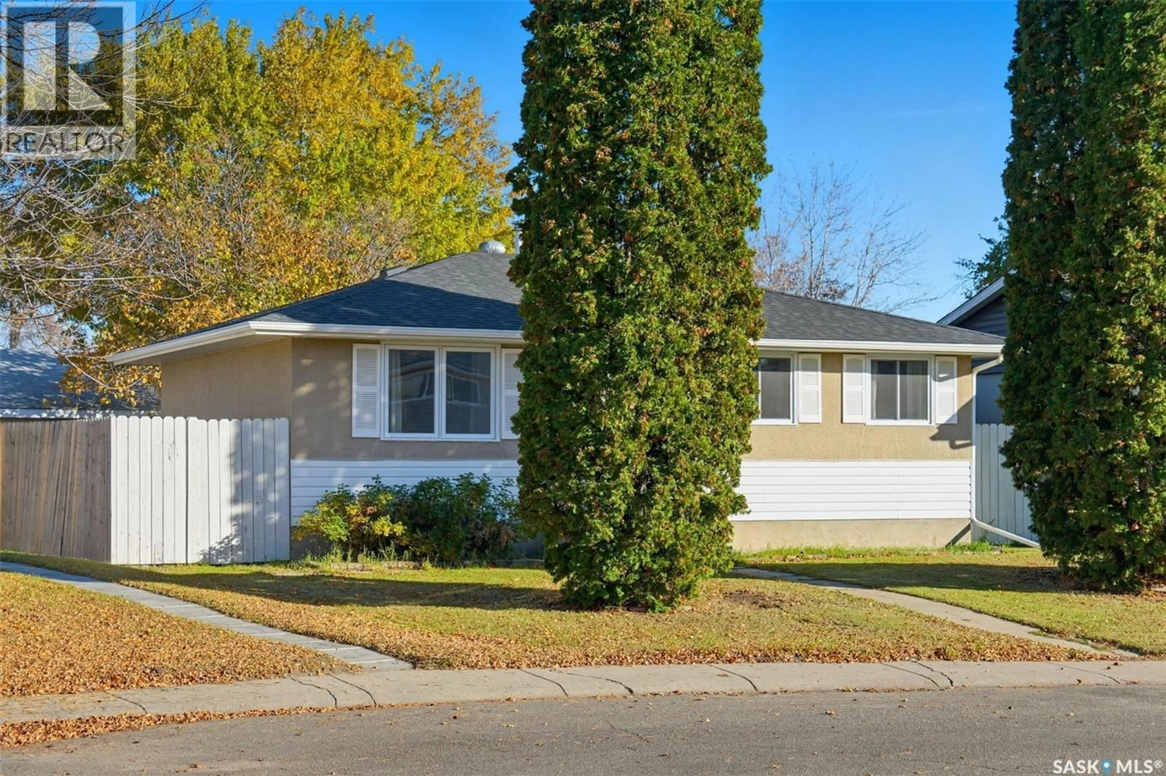 Home with vinyl exterior material, street for 10 DOMINION CRESCENT, Saskatoon Saskatchewan S7L4N7
