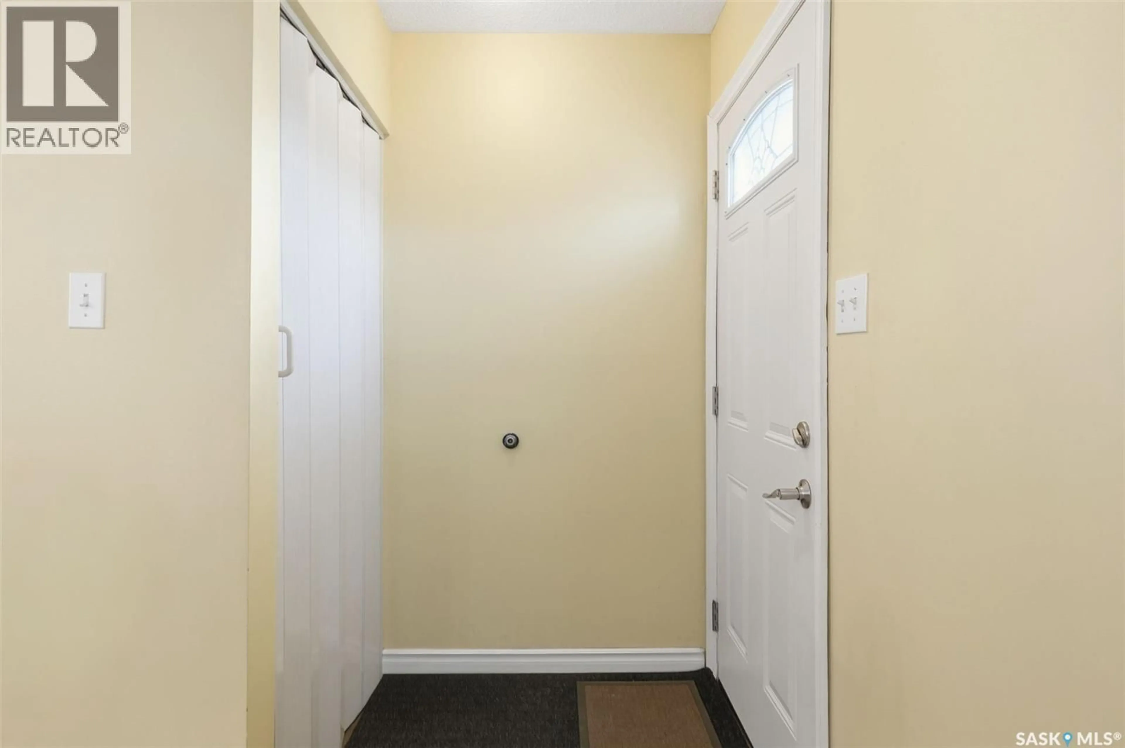 Indoor entryway for 10 DOMINION CRESCENT, Saskatoon Saskatchewan S7L4N7