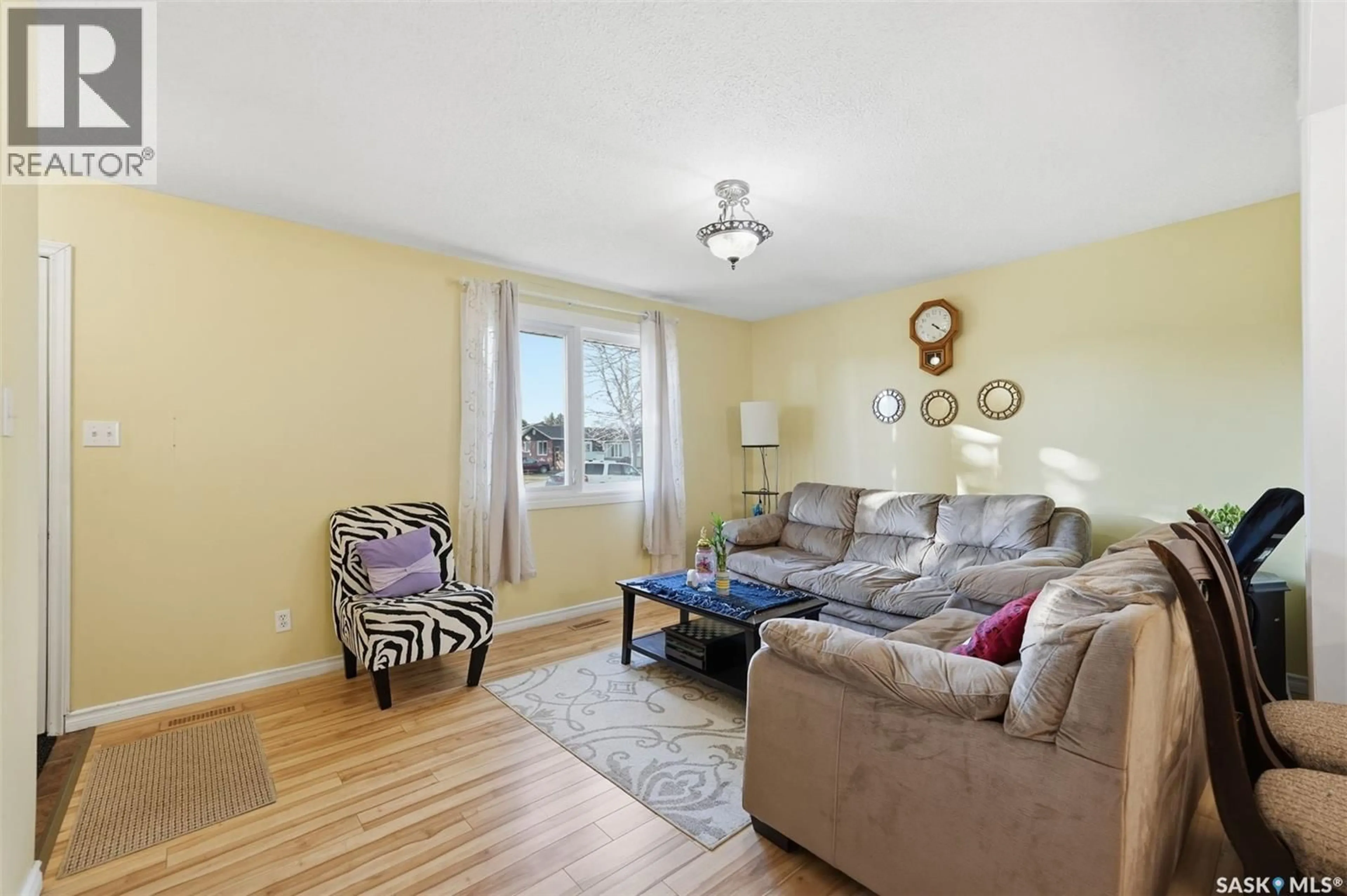 Living room with furniture, wood/laminate floor for 10 DOMINION CRESCENT, Saskatoon Saskatchewan S7L4N7