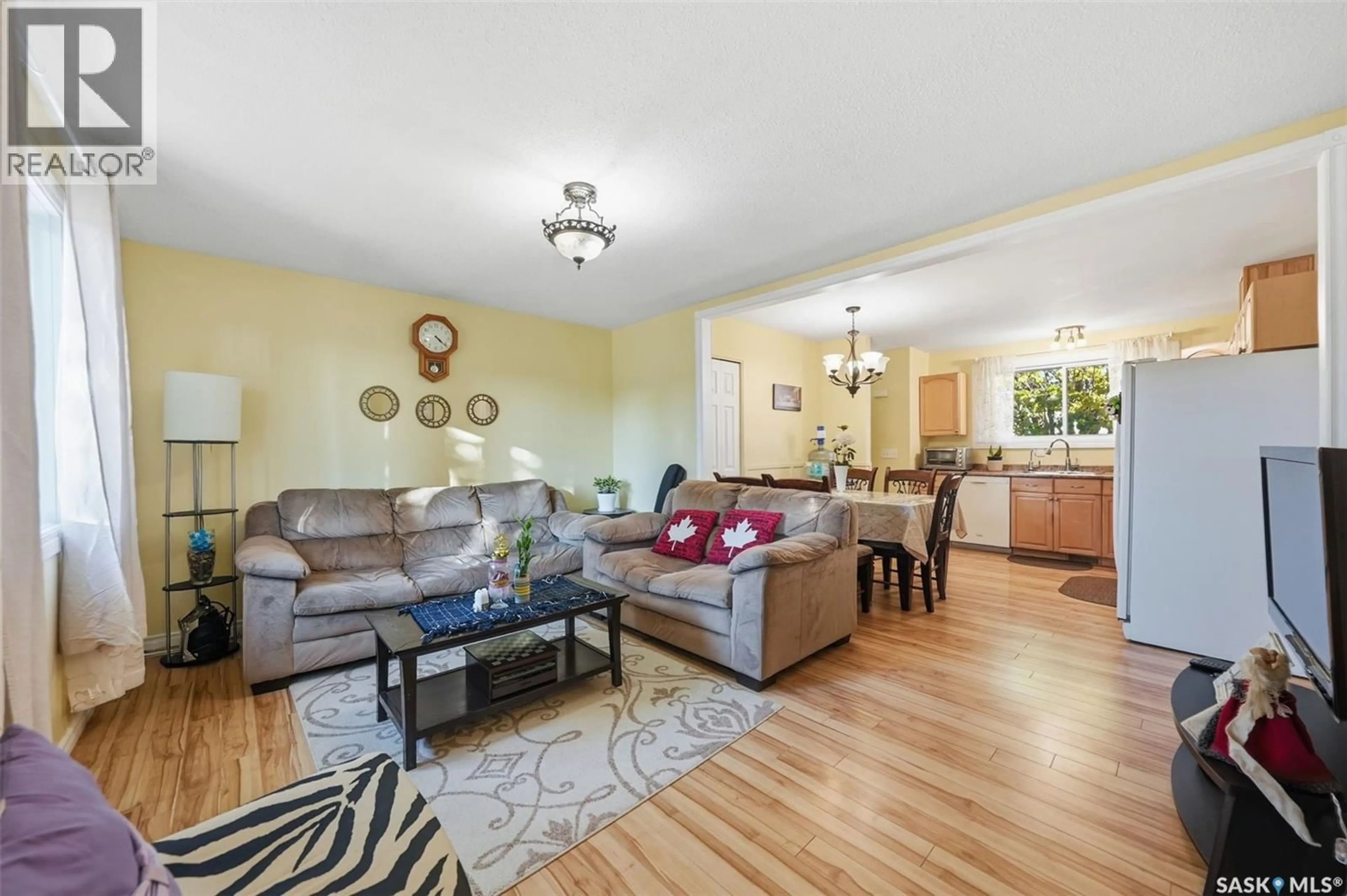 Living room with furniture, unknown for 10 DOMINION CRESCENT, Saskatoon Saskatchewan S7L4N7