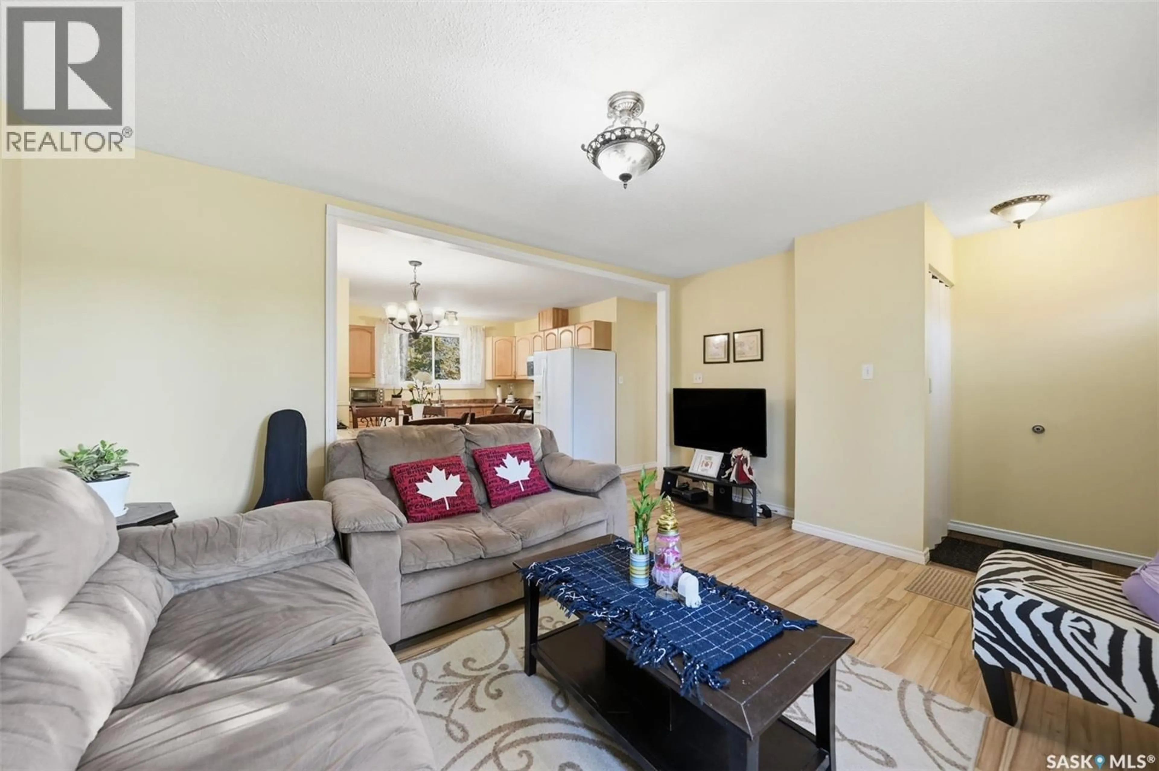 Living room with furniture, unknown for 10 DOMINION CRESCENT, Saskatoon Saskatchewan S7L4N7