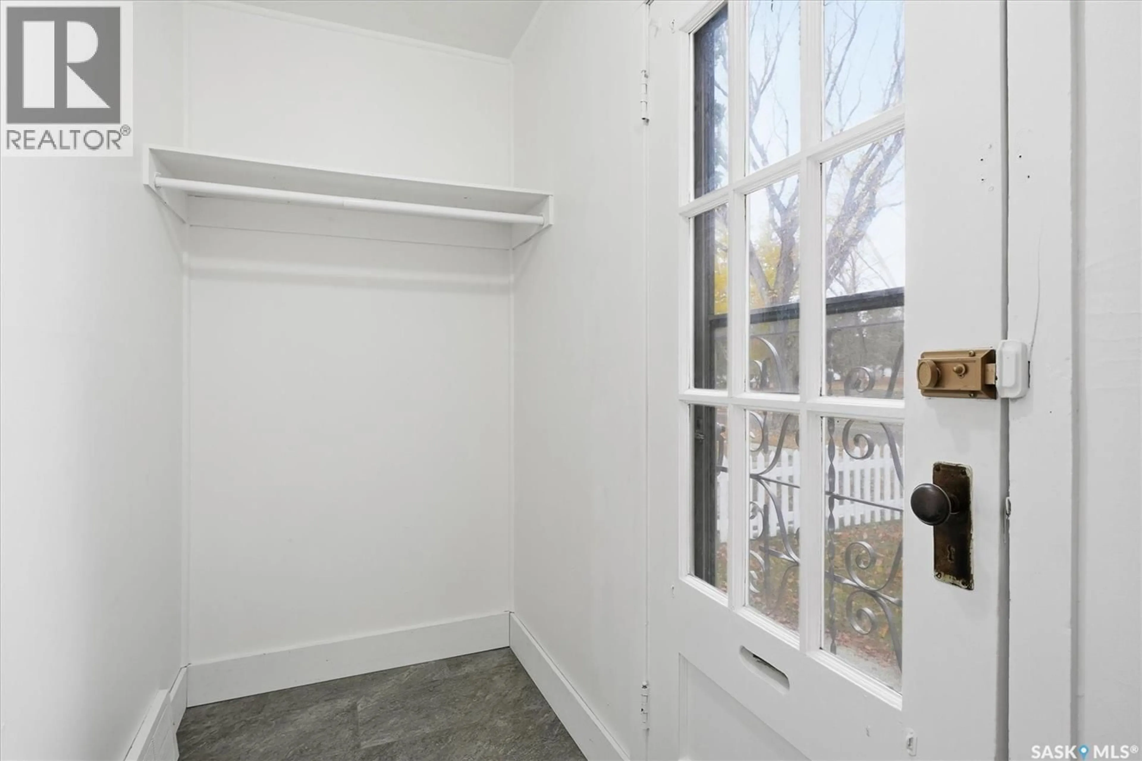 Indoor entryway for 122 WILLOW STREET, Saskatoon Saskatchewan S7J0C2