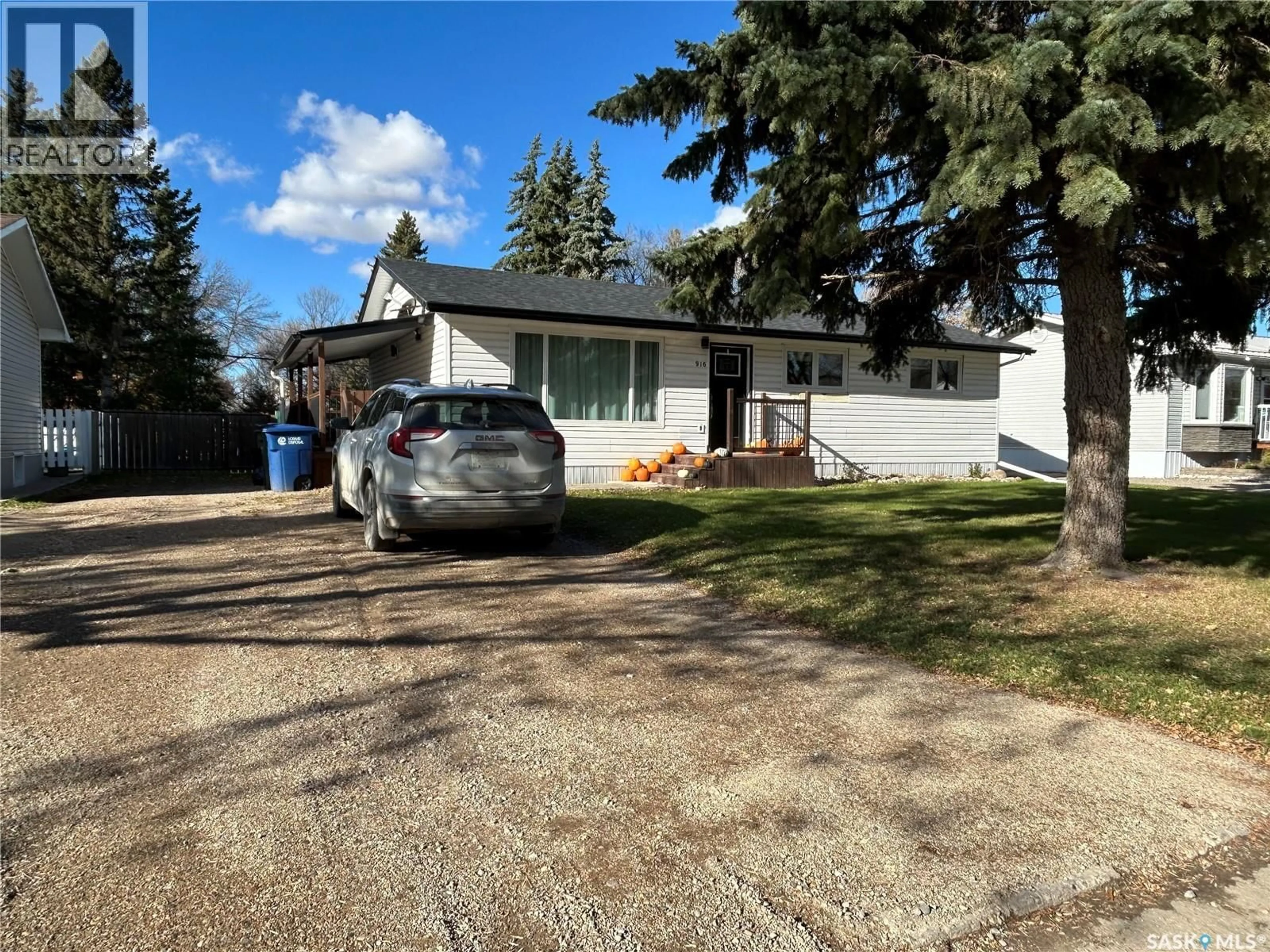 A pic from outside/outdoor area/front of a property/back of a property/a pic from drone, street for 916 MOOSE STREET, Moosomin Saskatchewan S0G3N0