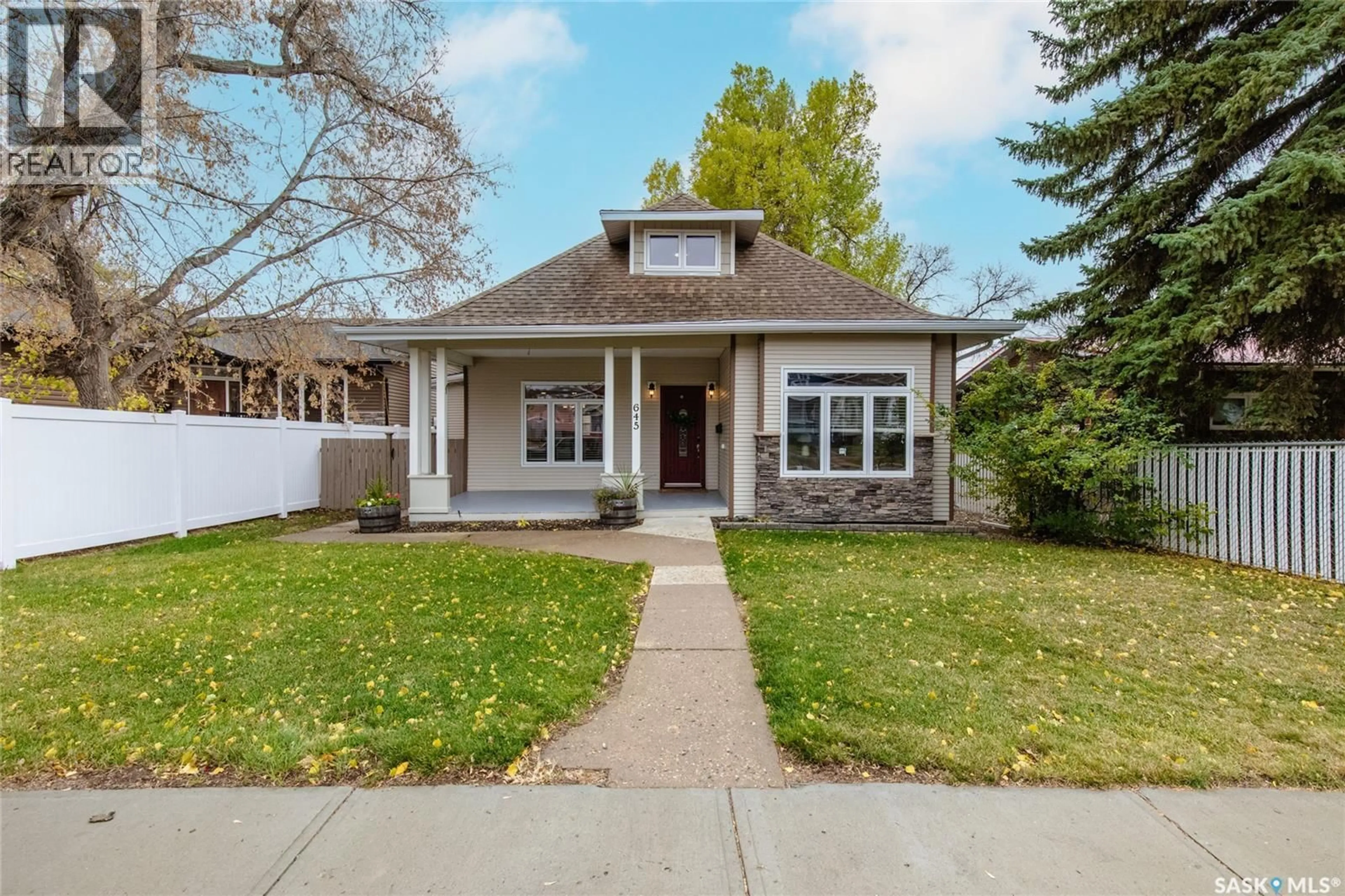 Home with vinyl exterior material, street for 645 HOCHELAGA STREET, Moose Jaw Saskatchewan S6H2H3
