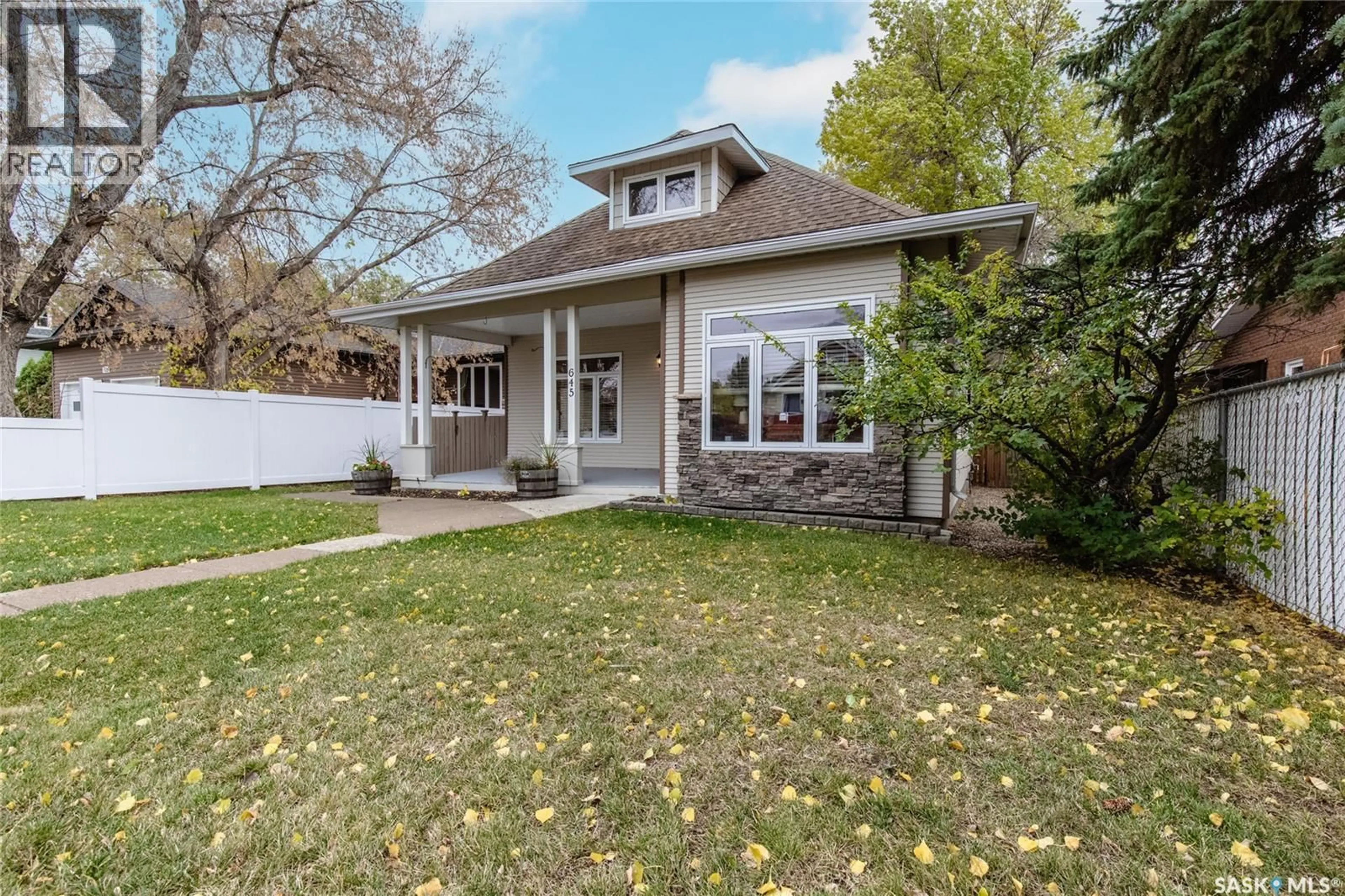 Home with vinyl exterior material, street for 645 HOCHELAGA STREET, Moose Jaw Saskatchewan S6H2H3