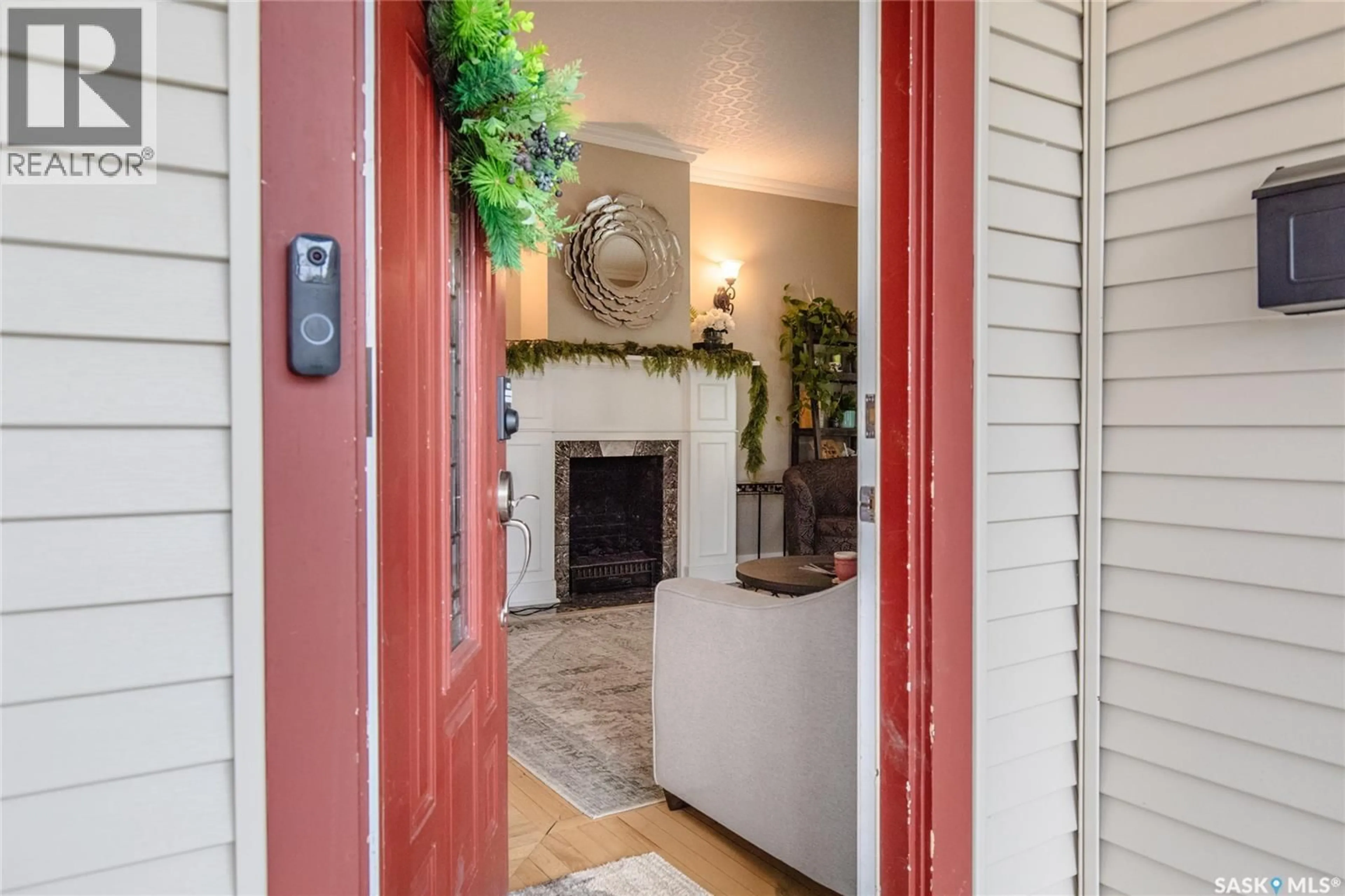 Indoor entryway for 645 HOCHELAGA STREET, Moose Jaw Saskatchewan S6H2H3