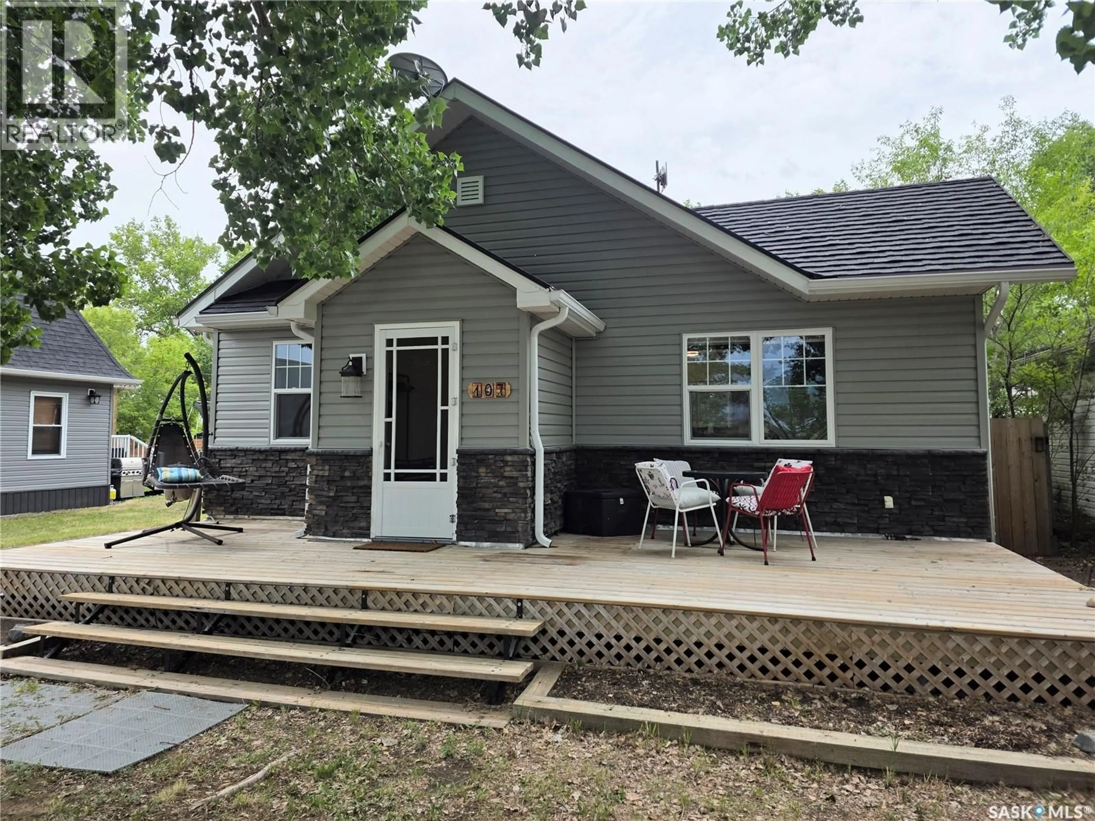 Home with vinyl exterior material, street for 107 MISTUSINNE CRESCENT, Mistusinne Saskatchewan S0H1J0