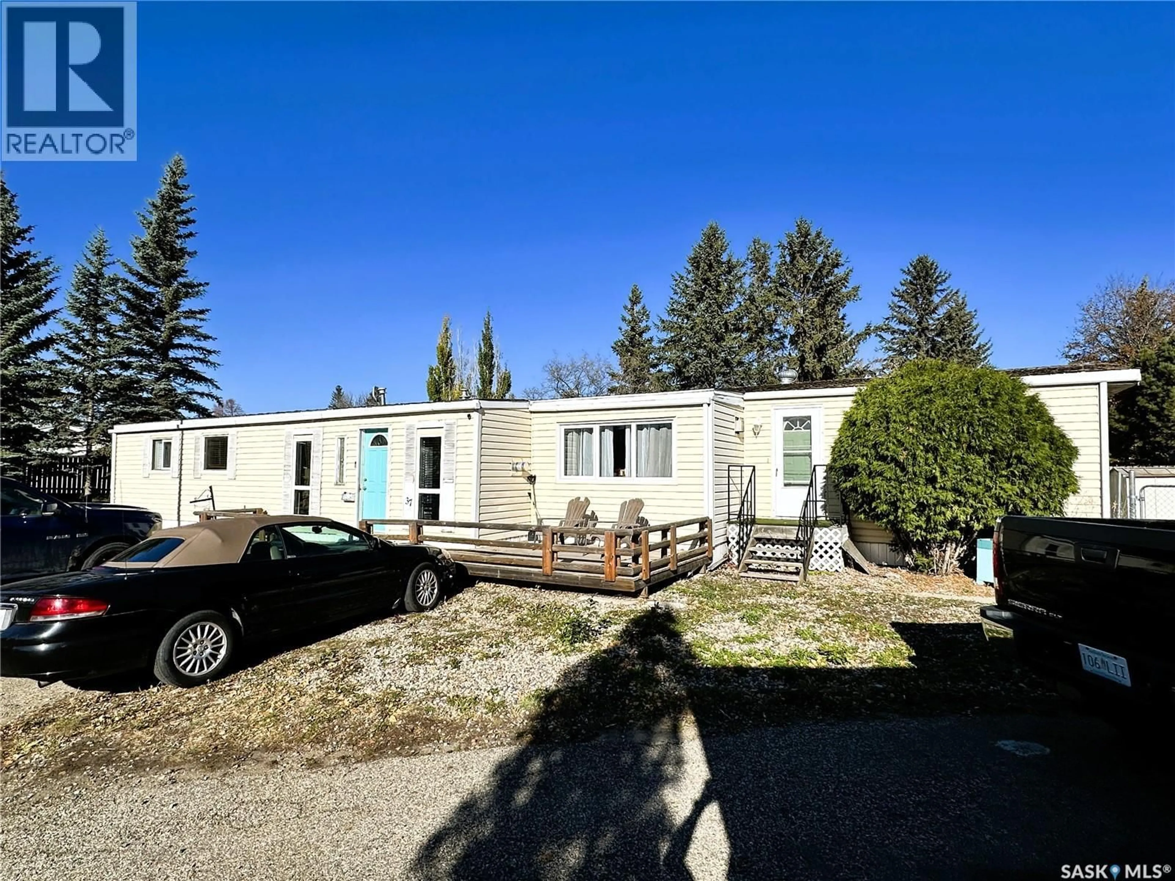 A pic from outside/outdoor area/front of a property/back of a property/a pic from drone, unknown for 37 - 1035 BOYCHUK DRIVE, Saskatoon Saskatchewan S7H5B2