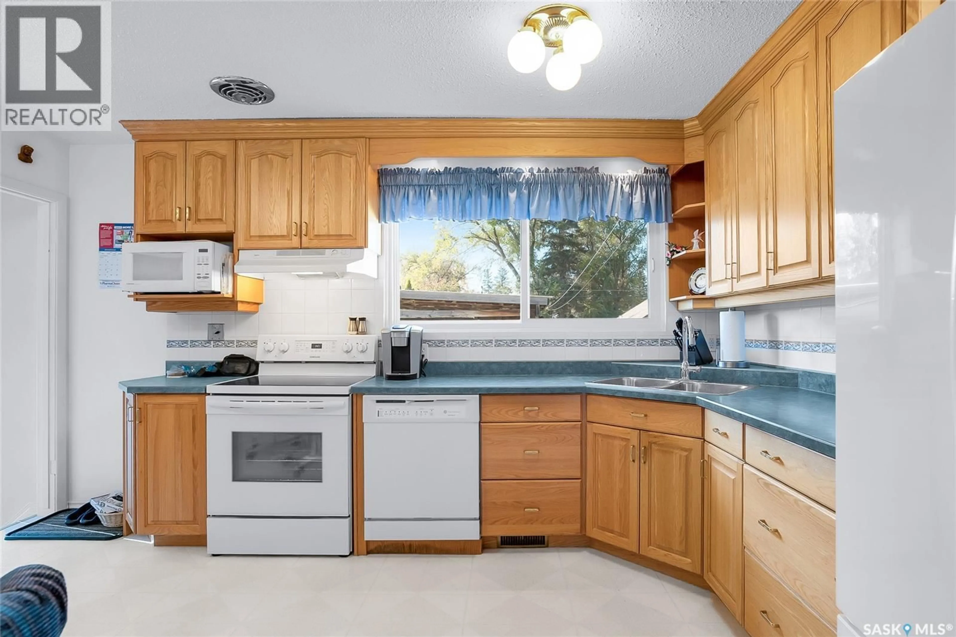 Standard kitchen, ceramic/tile floor for 1810 SOMMERFELD AVENUE, Saskatoon Saskatchewan S7H2S8
