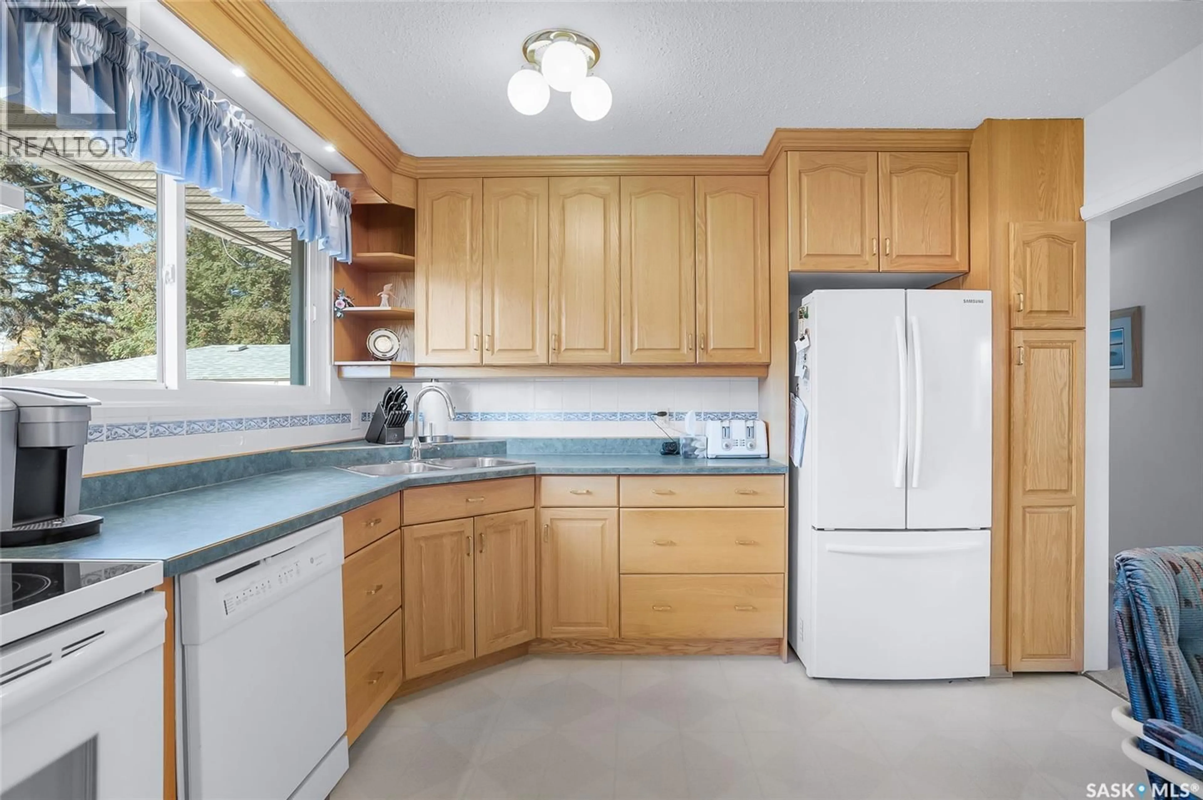 Standard kitchen, ceramic/tile floor for 1810 SOMMERFELD AVENUE, Saskatoon Saskatchewan S7H2S8