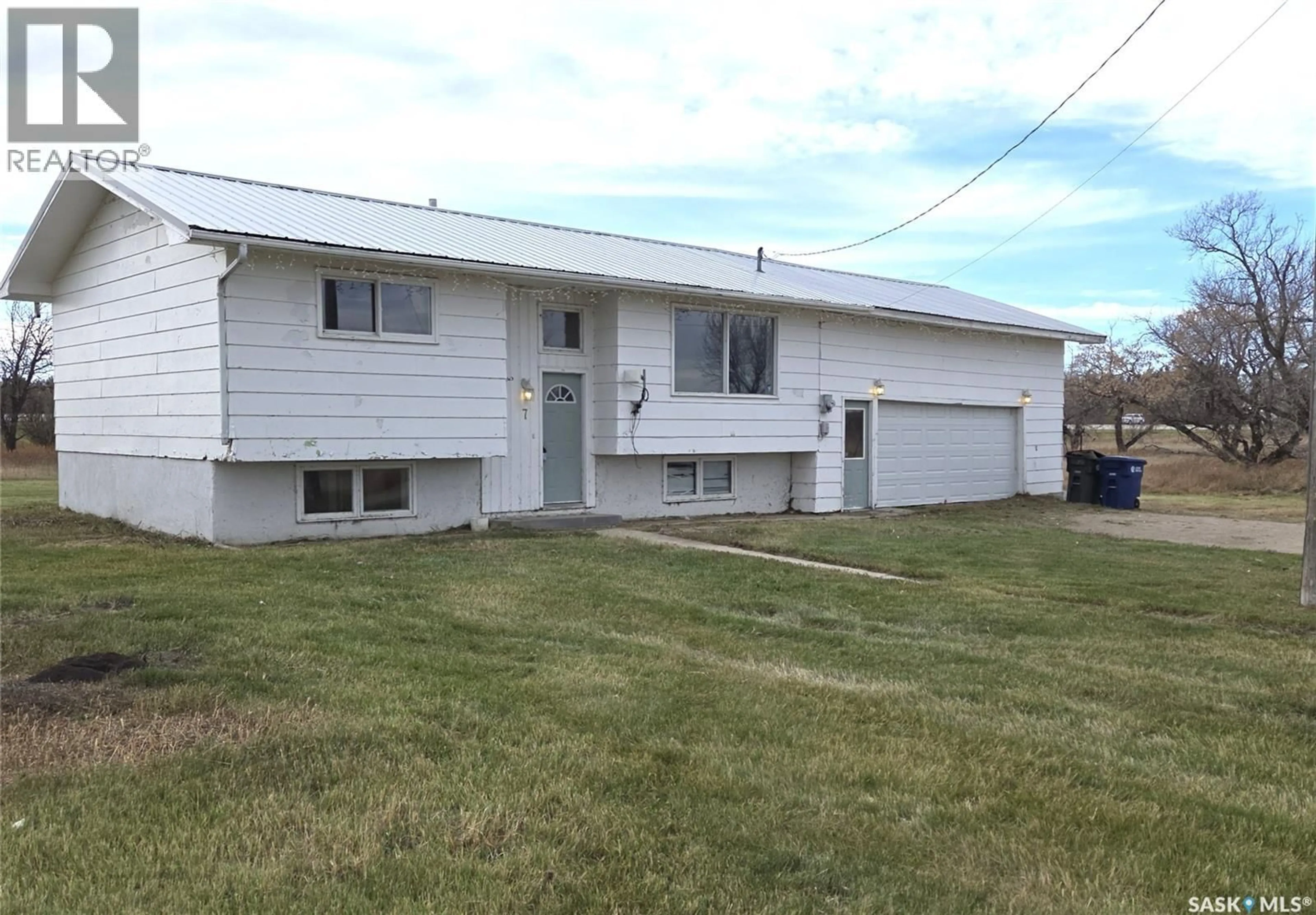 Home with vinyl exterior material, street for 7 MONTROSE STREET, Sintaluta Saskatchewan S0G4N0