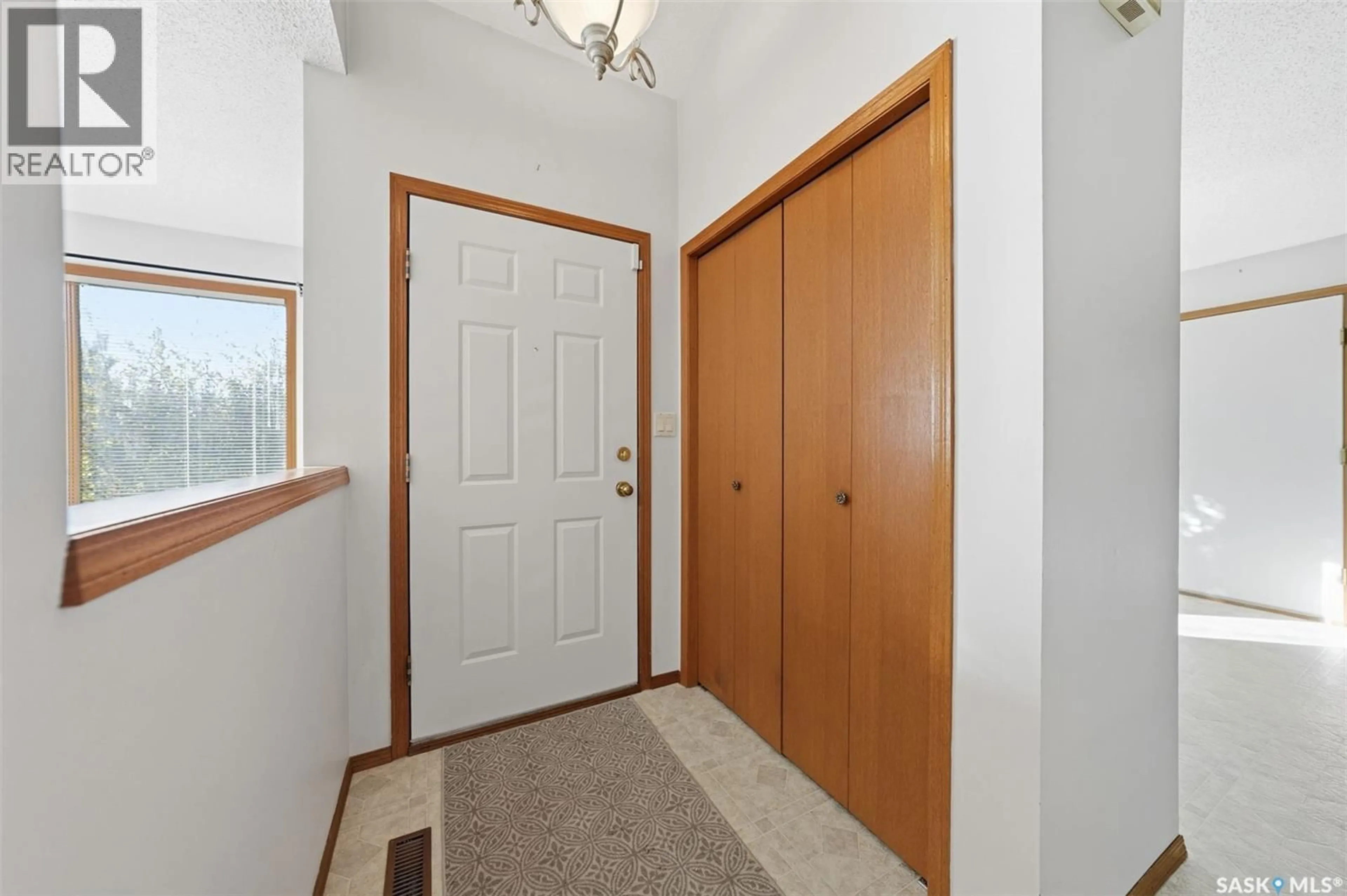 Indoor entryway for 207 NEMEIBEN ROAD, Saskatoon Saskatchewan S7J4S8