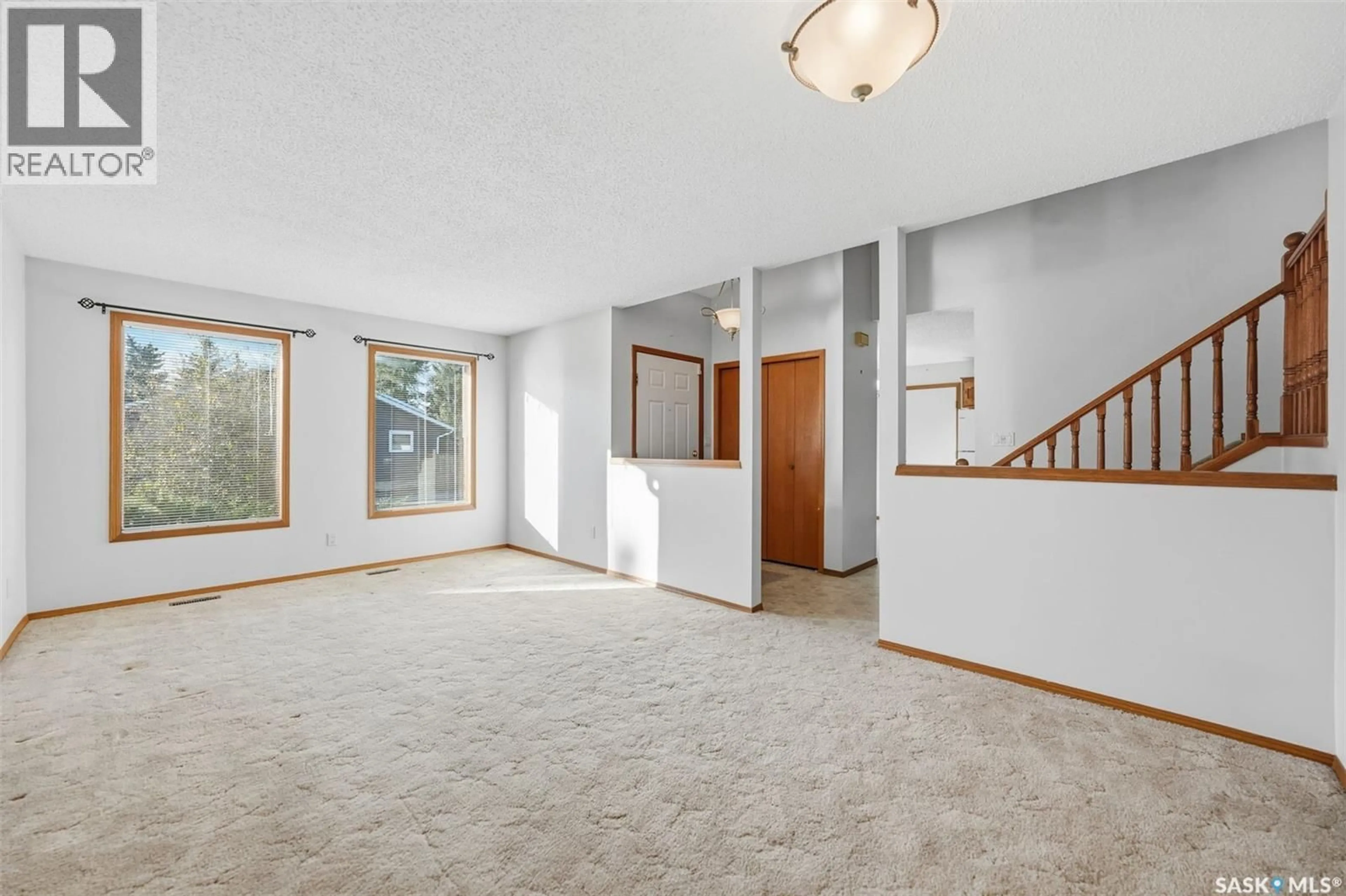 Indoor foyer for 207 NEMEIBEN ROAD, Saskatoon Saskatchewan S7J4S8