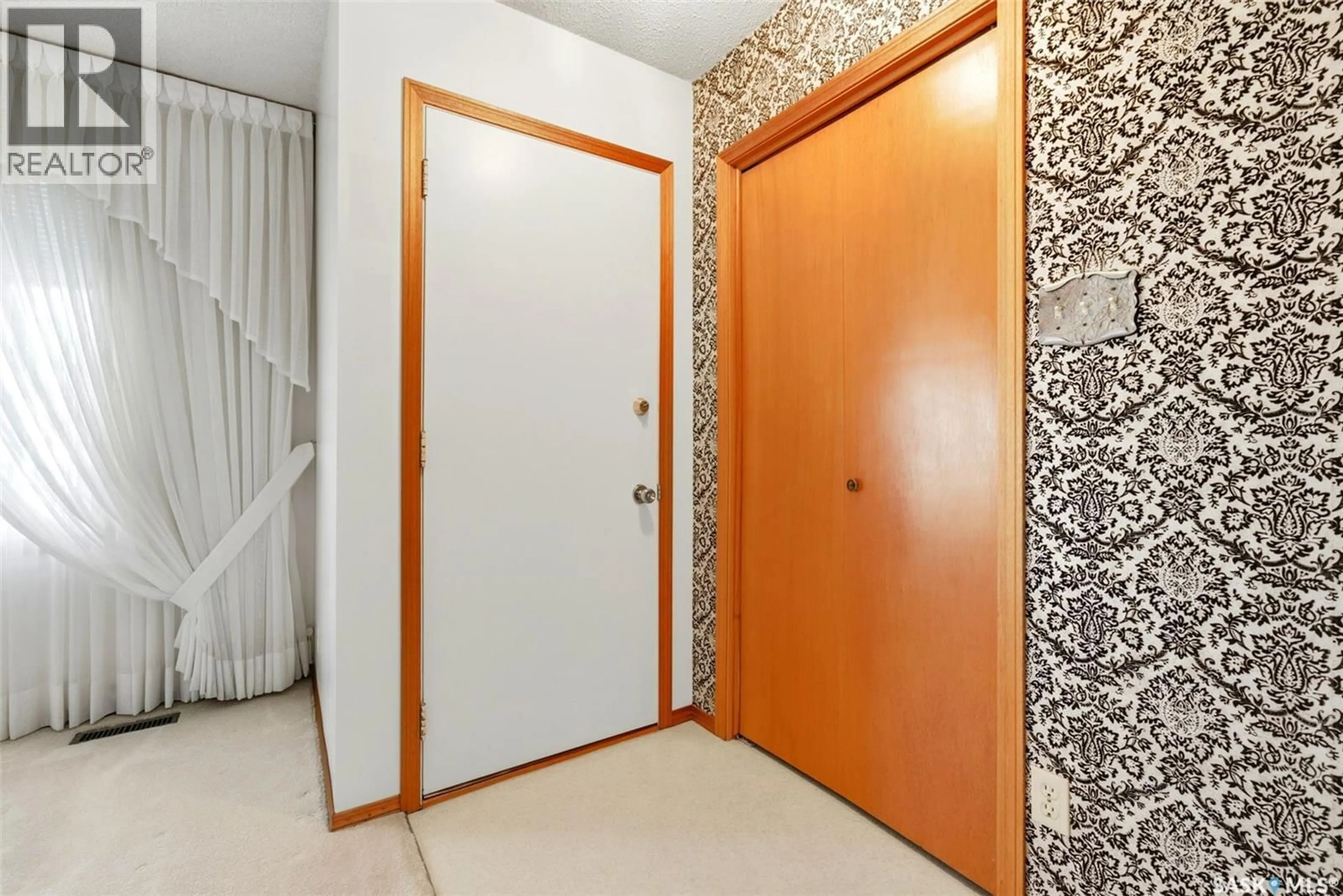 Indoor entryway for 15 BASTEDO CRESCENT, Regina Saskatchewan S4T7A3