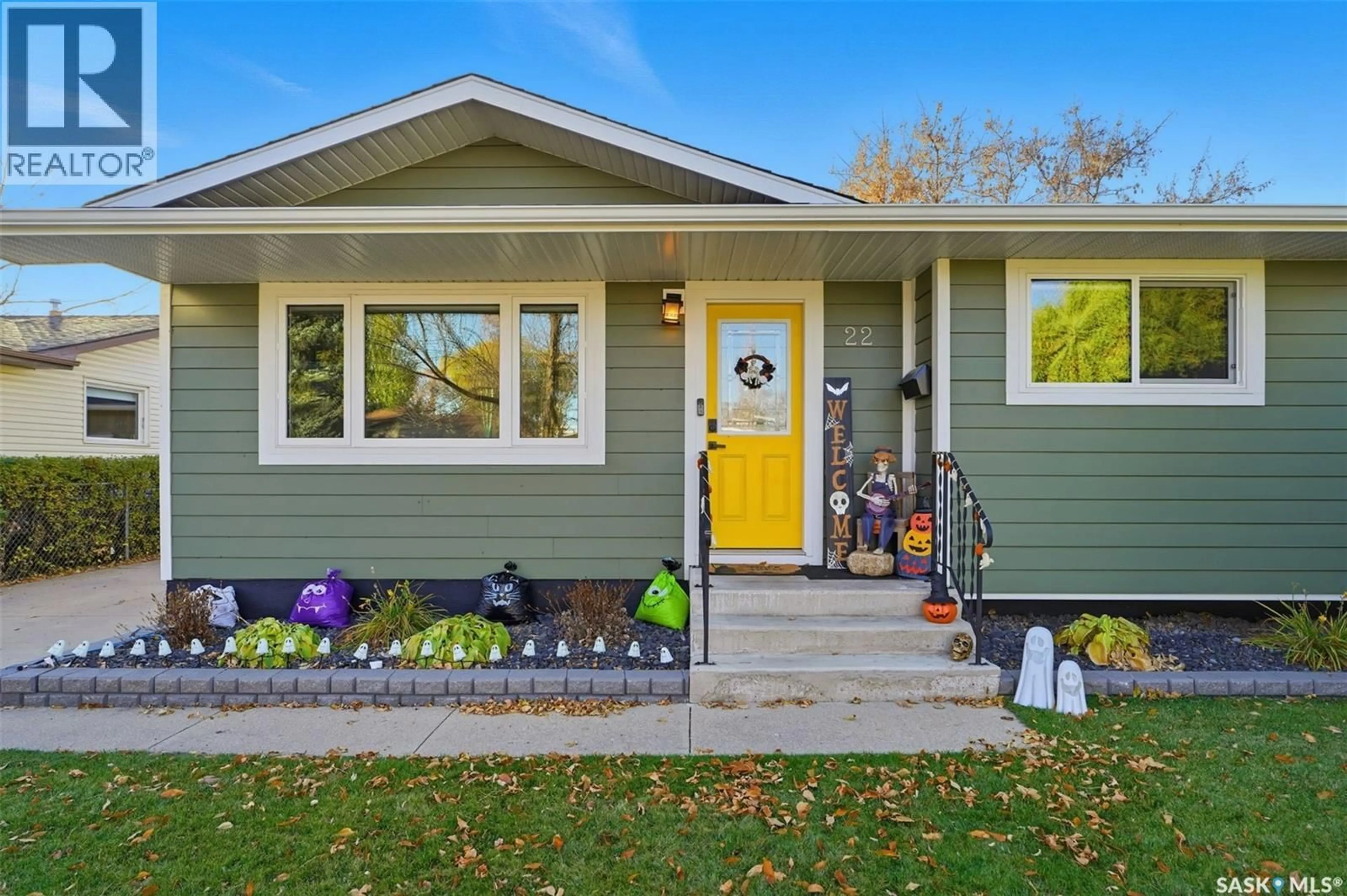Home with vinyl exterior material, street for 22 MIDDLETON CRESCENT, Saskatoon Saskatchewan S7J2W4