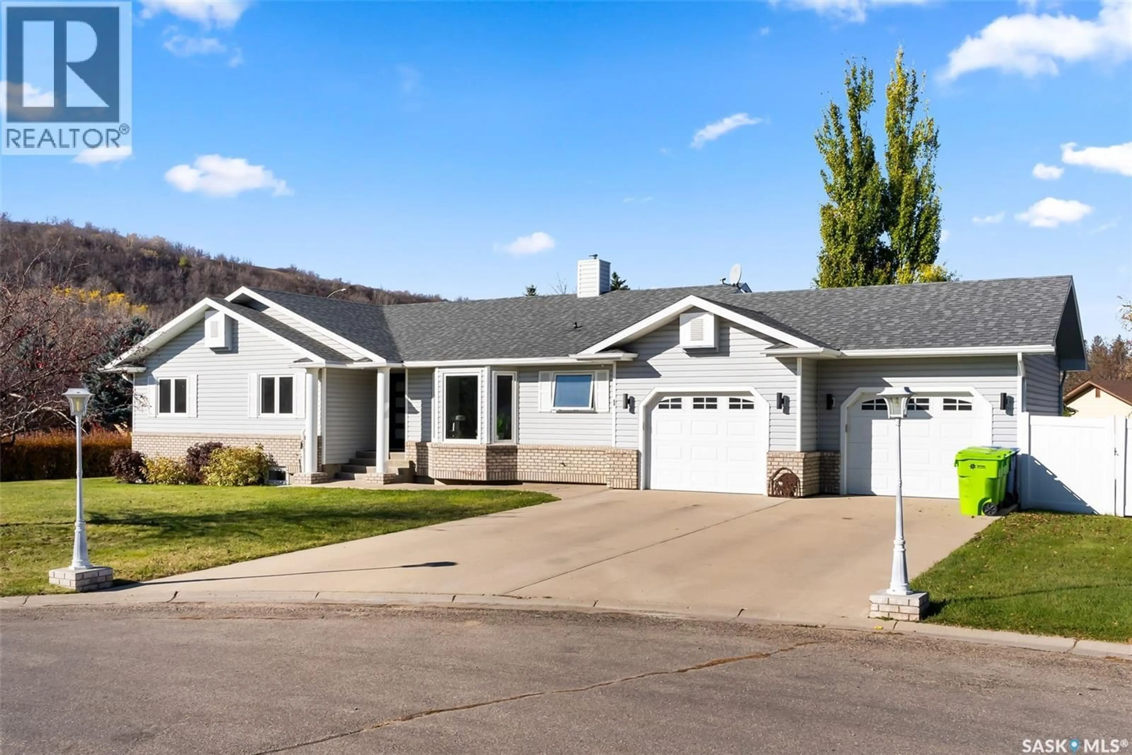 Home with vinyl exterior material, street for 1 MISSION PLACE, Fort Qu'Appelle Saskatchewan S0G1S0