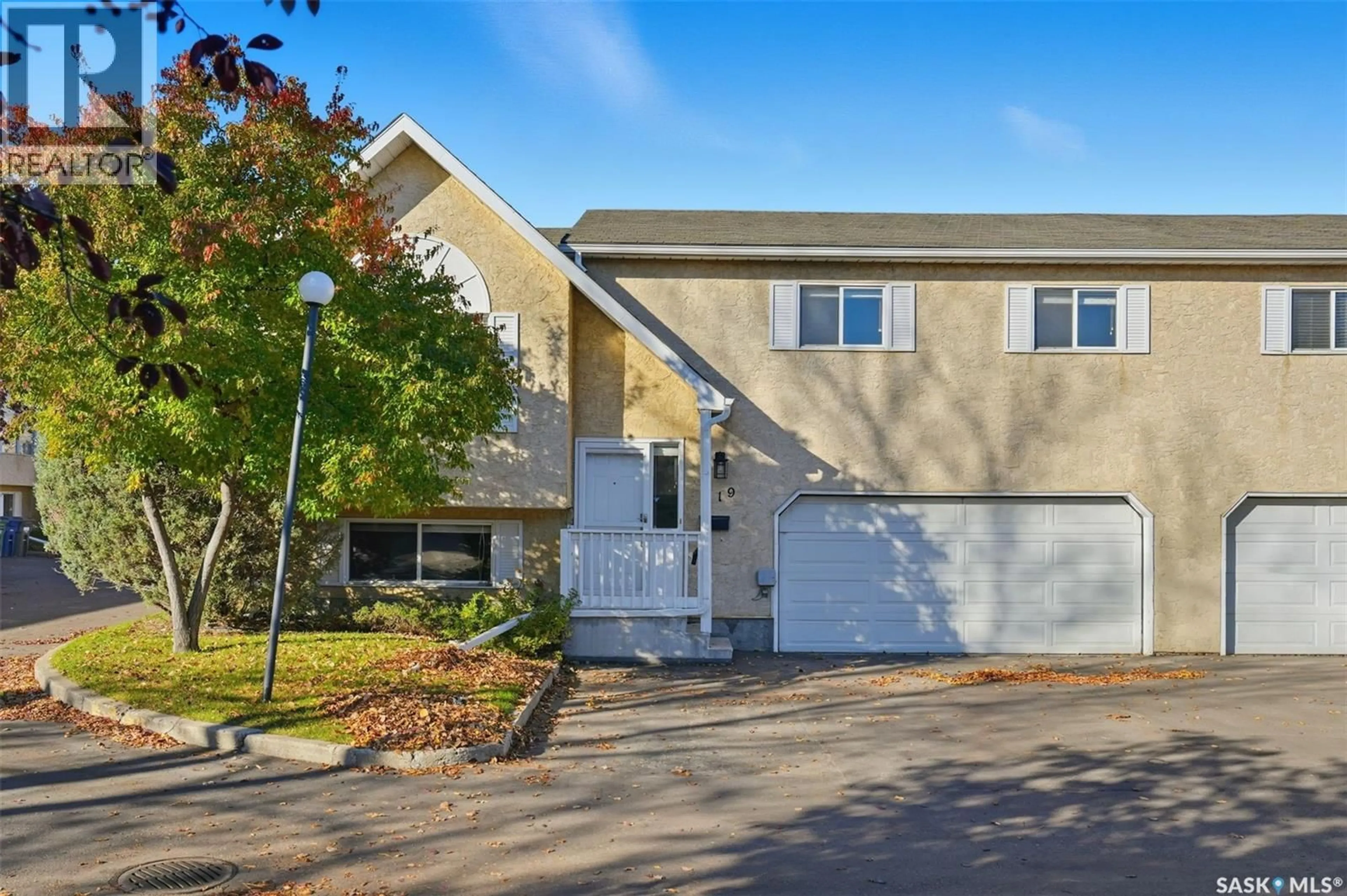 Home with vinyl exterior material, street for 320 - 119 HERITAGE CRESCENT, Saskatoon Saskatchewan S7H5P4