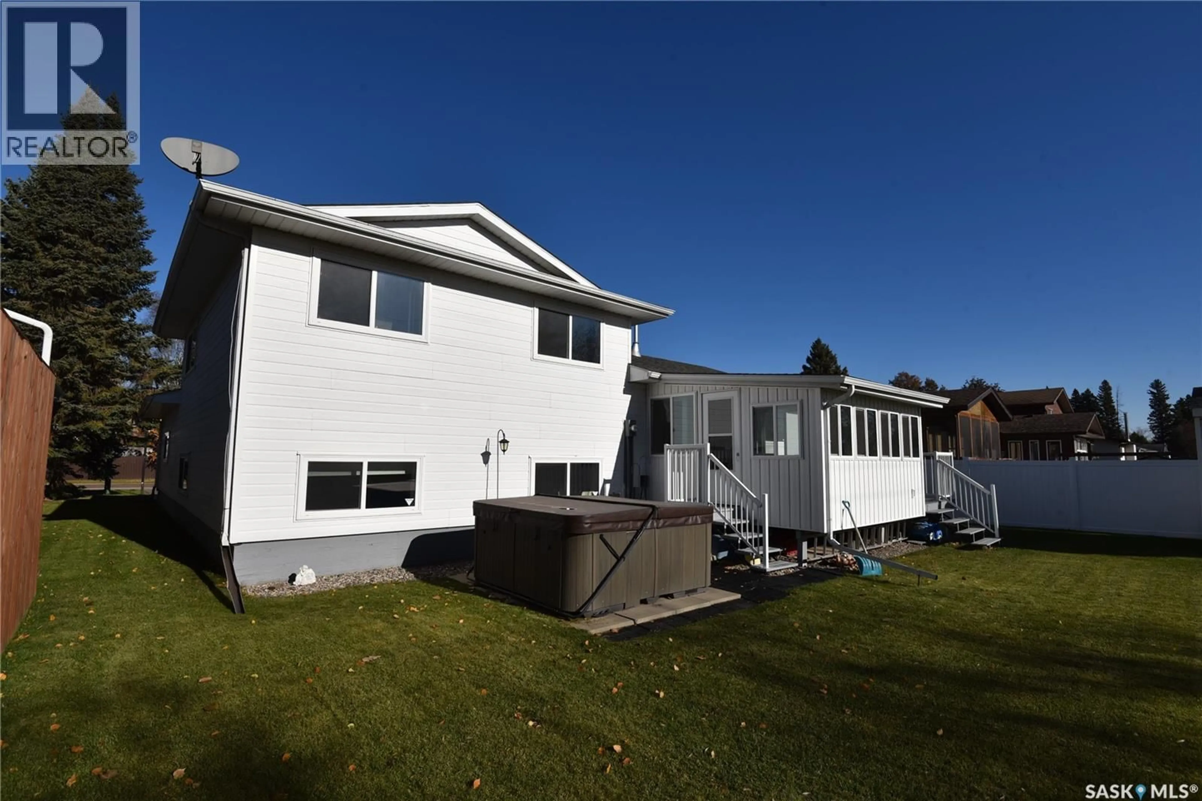 Home with vinyl exterior material, unknown for 402 WATSON CRESCENT, Nipawin Saskatchewan S0E1E0