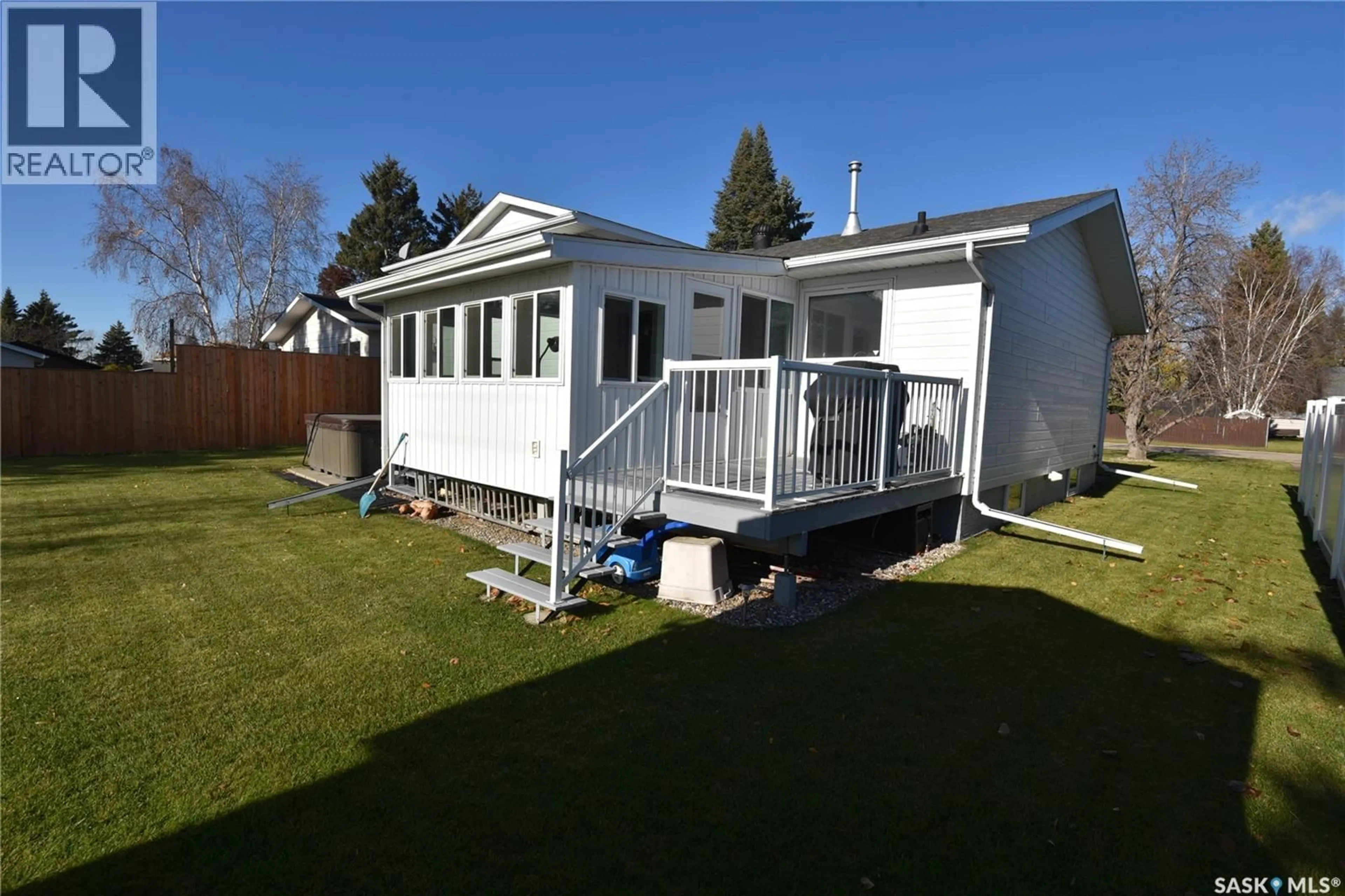 Home with vinyl exterior material, street for 402 WATSON CRESCENT, Nipawin Saskatchewan S0E1E0