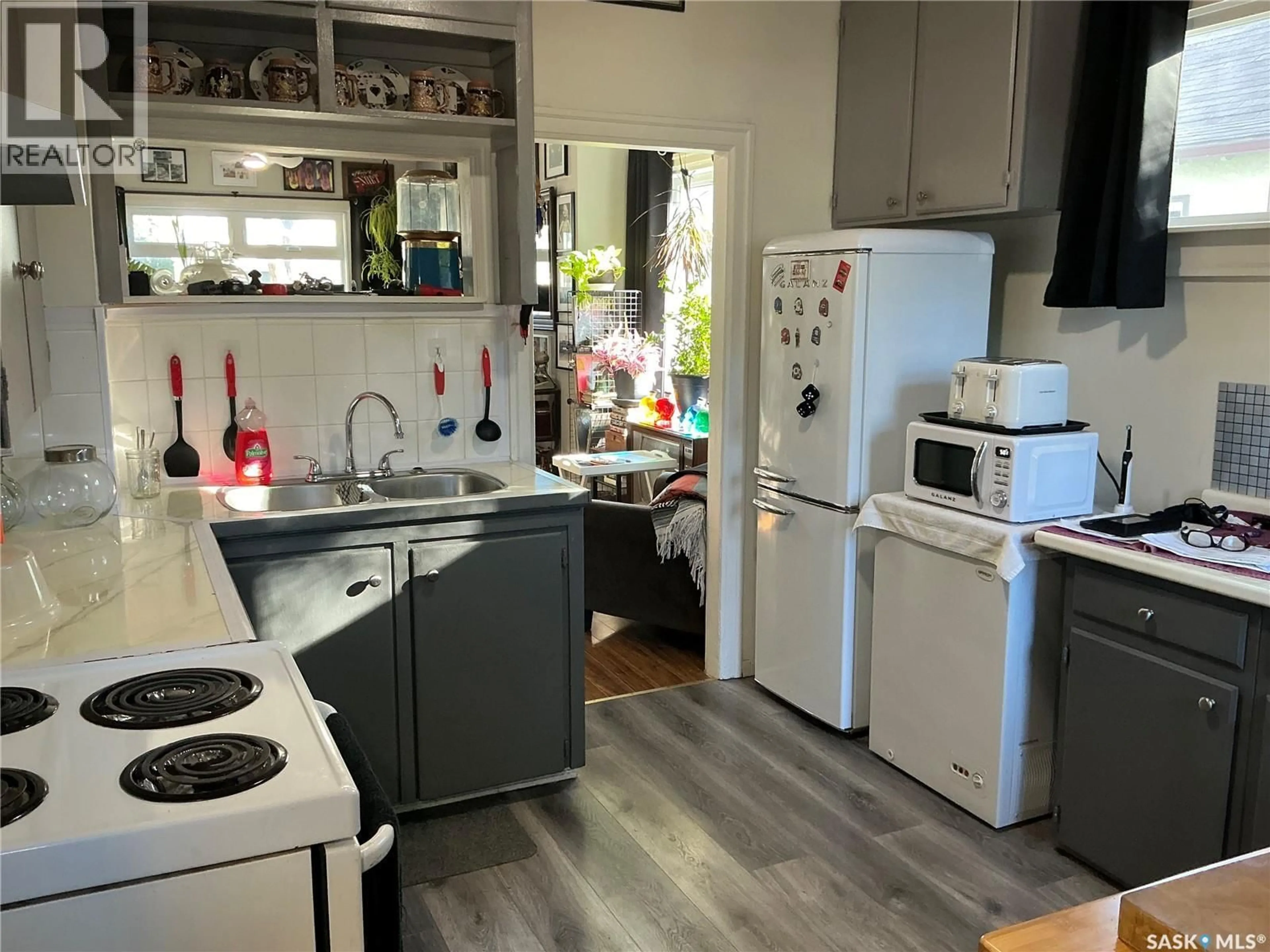 Standard kitchen, unknown for 329 I AVENUE, Saskatoon Saskatchewan S7M1Y1