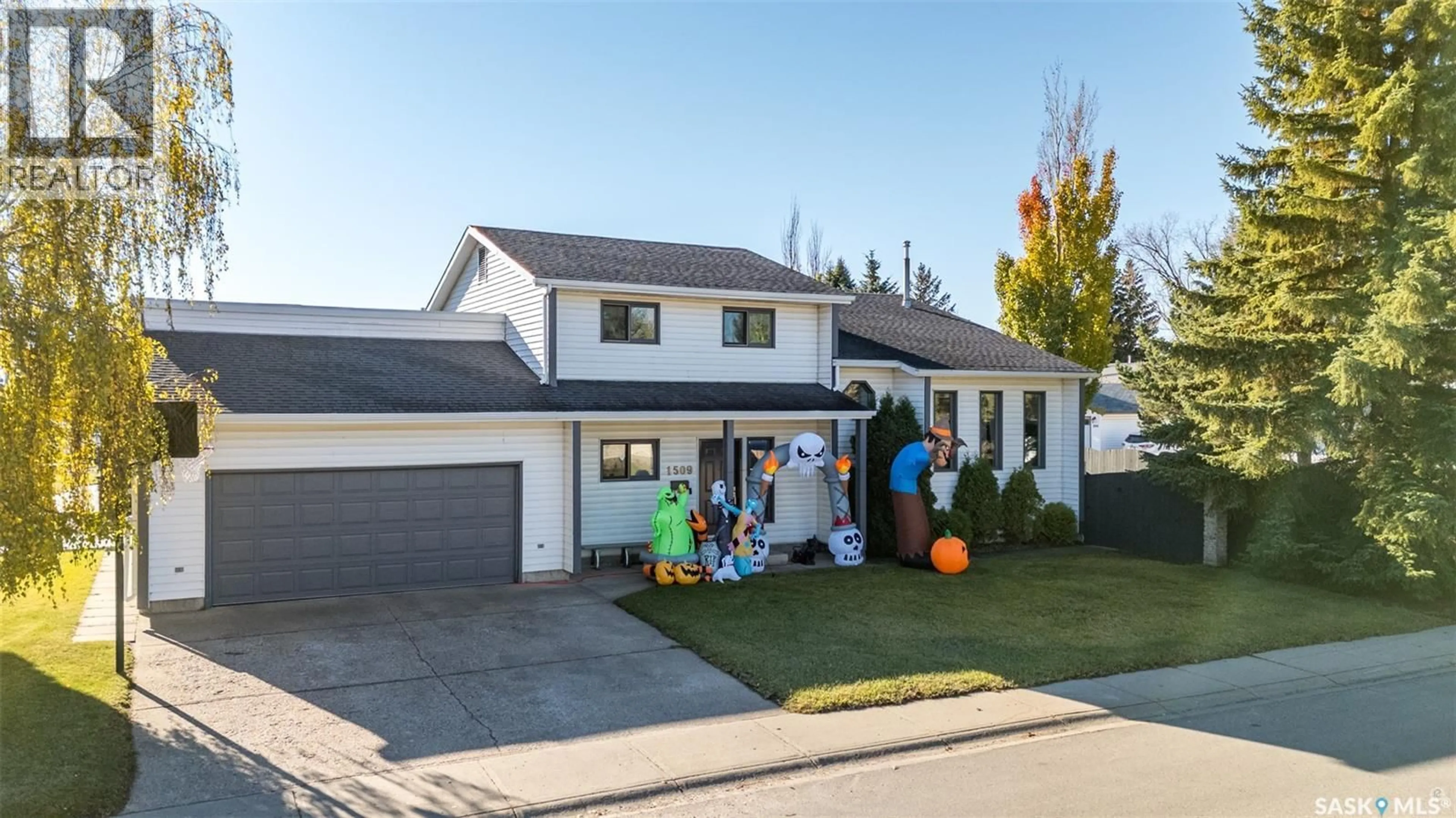 Home with vinyl exterior material, street for 1509 BARTON DRIVE, Prince Albert Saskatchewan S6V7V7