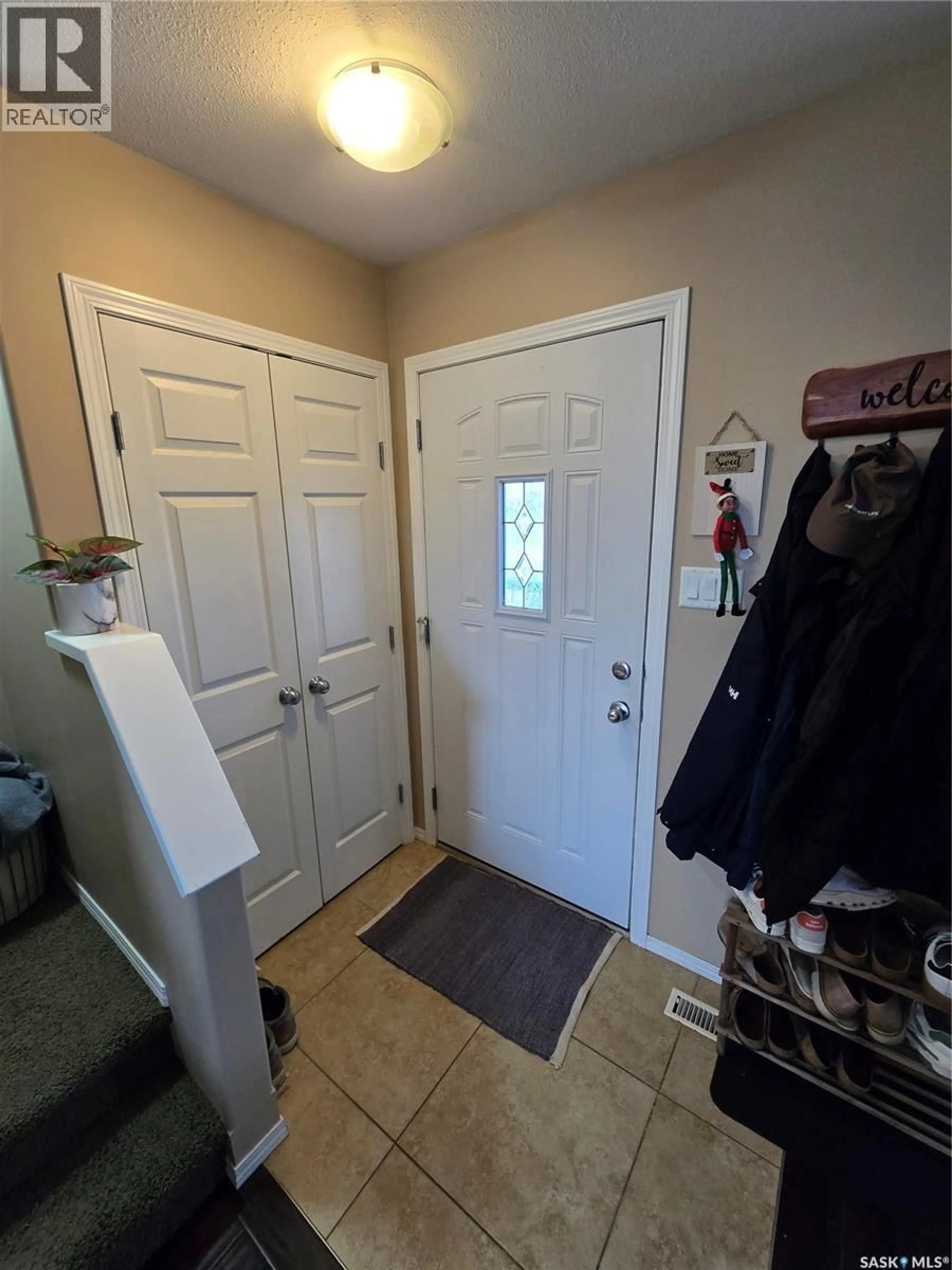 Indoor entryway for NE - 6 815 5TH STREET, Weyburn Saskatchewan S4H2K9