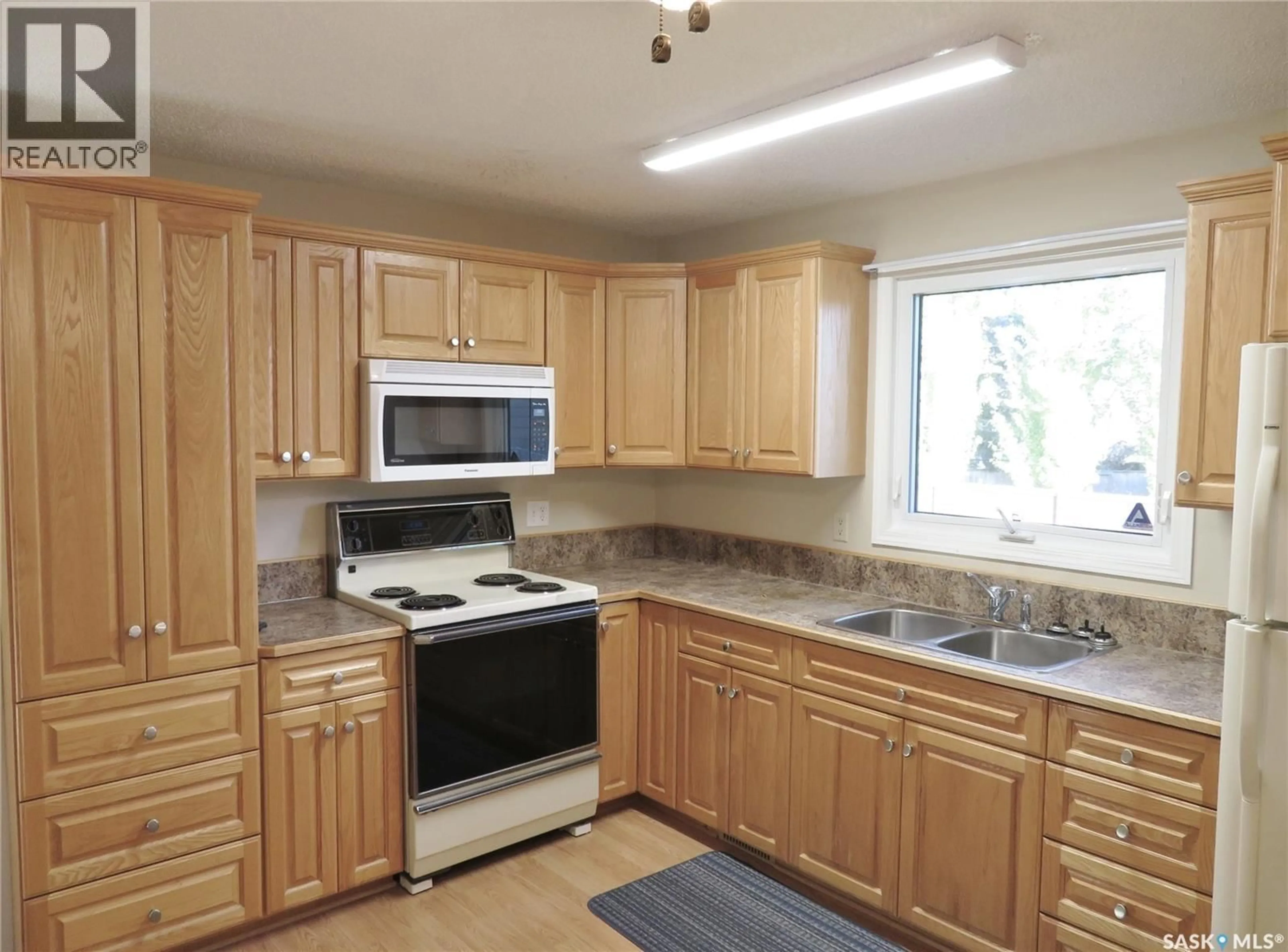 Standard kitchen, unknown for 74 GALBRAITH CRESCENT, Saskatoon Saskatchewan S7M4H1