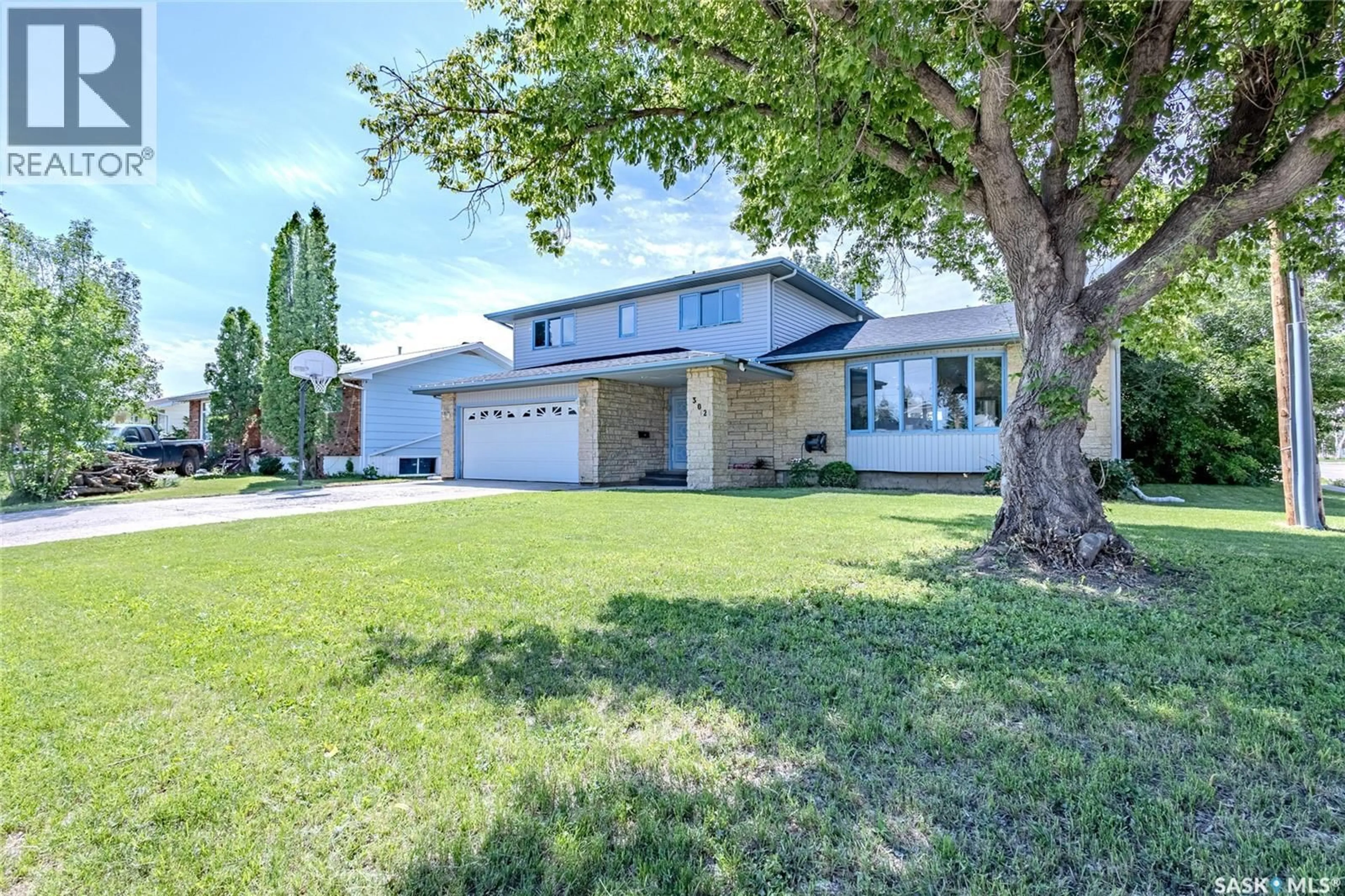 Home with vinyl exterior material, street for 302 4TH AVENUE, Langham Saskatchewan S0K2L0