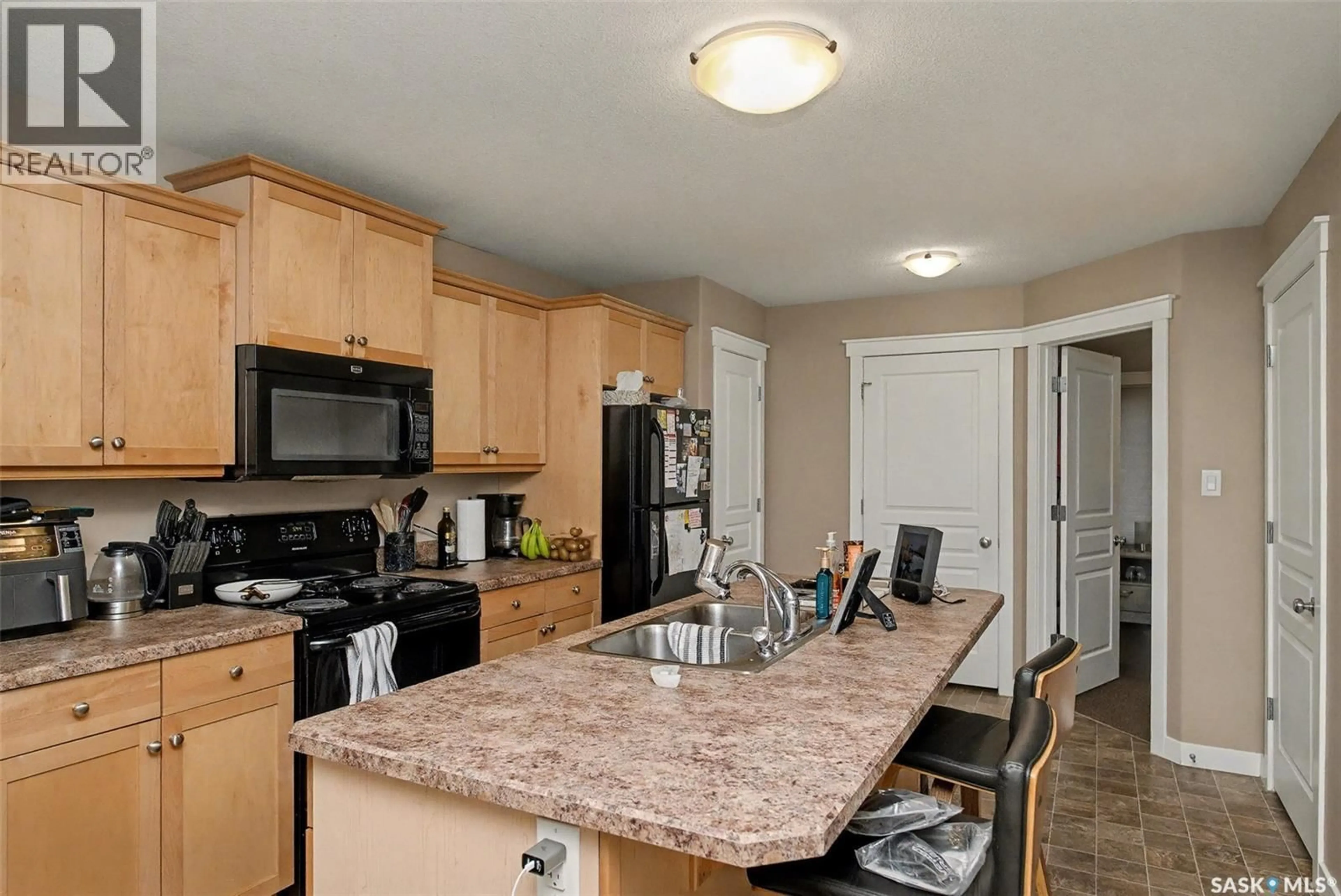 Standard kitchen, unknown for 153 OSLER STREET, Regina Saskatchewan S4R1V3