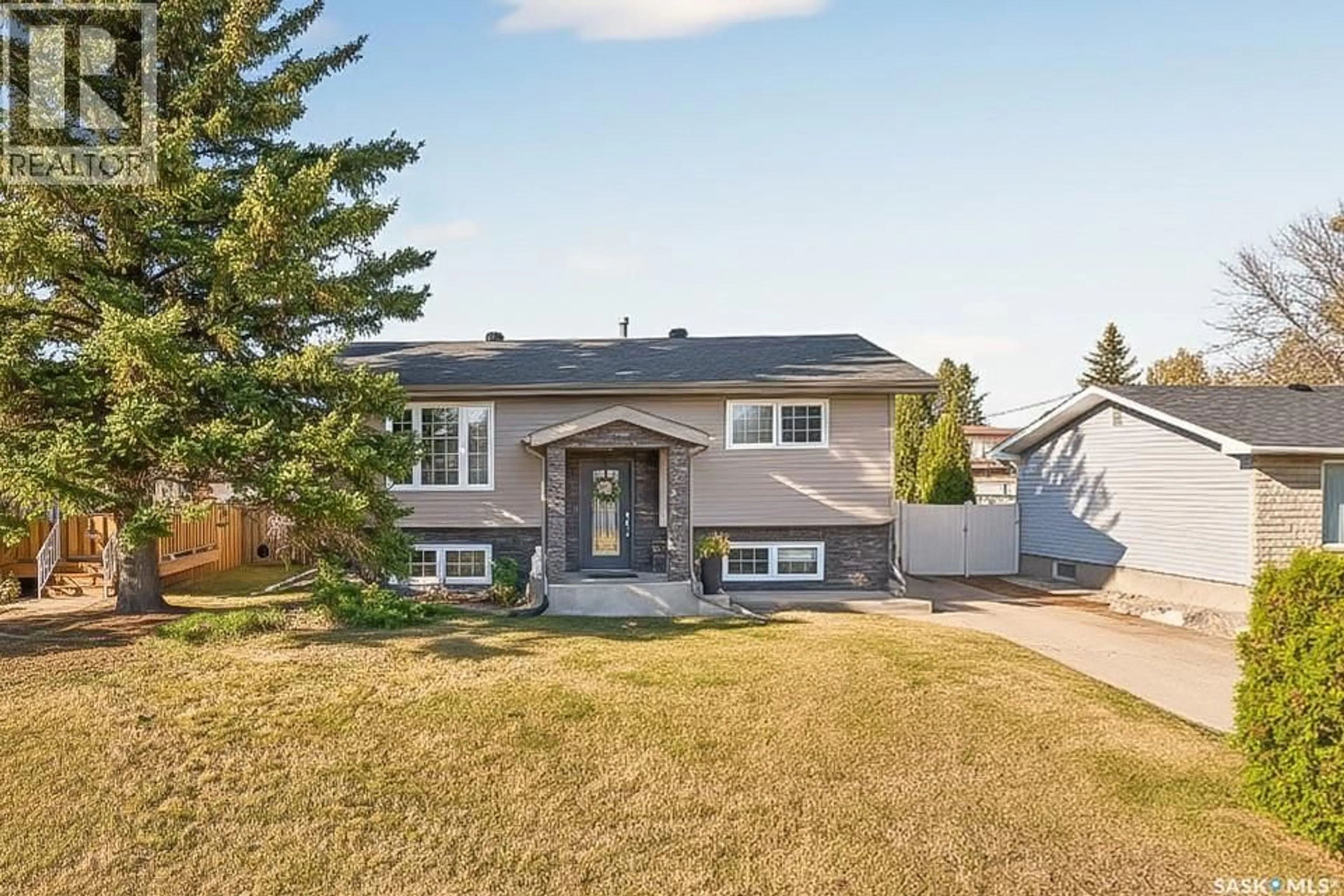 Home with vinyl exterior material, street for 1014 CORMAN CRESCENT, Moose Jaw Saskatchewan S6H6W1